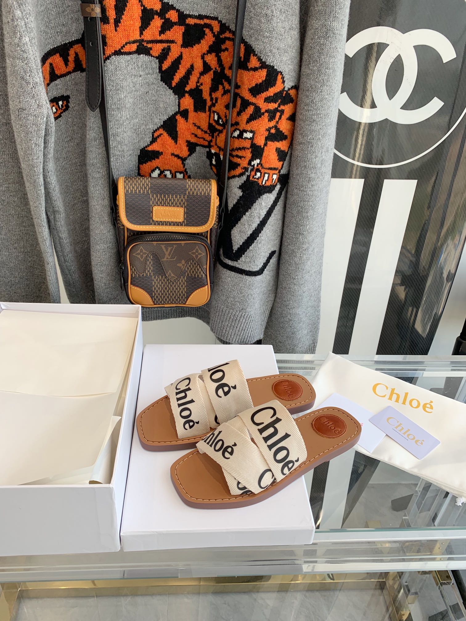 Тапочки Chloe с логотипом на плоской подошве - размеры 35-40