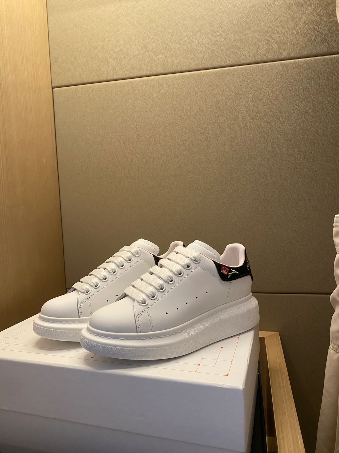 McQueen - Классические белые кроссовки - Bee