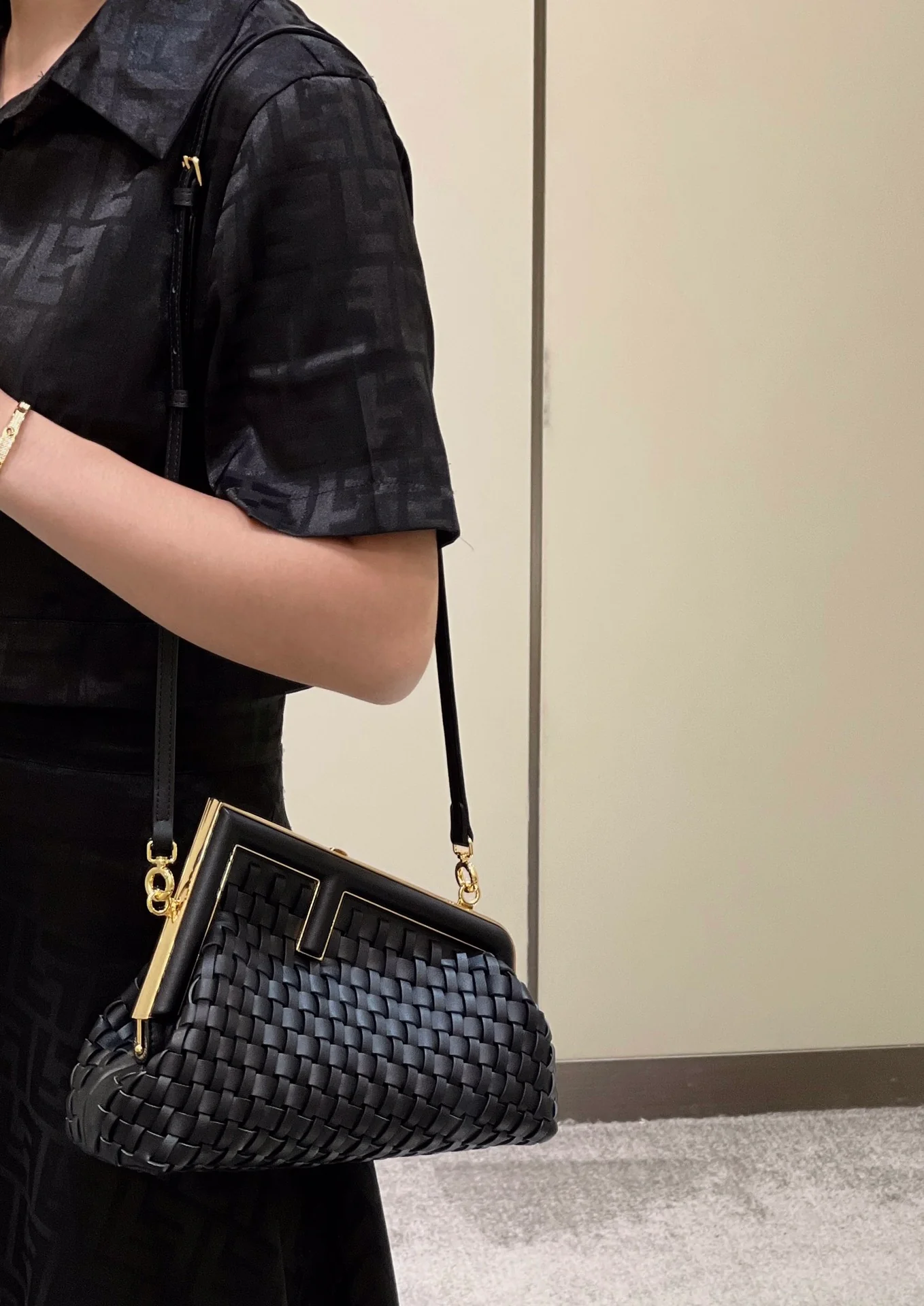 Сумка Fendi First, маленькая, из черной плетеной овечьей кожи.