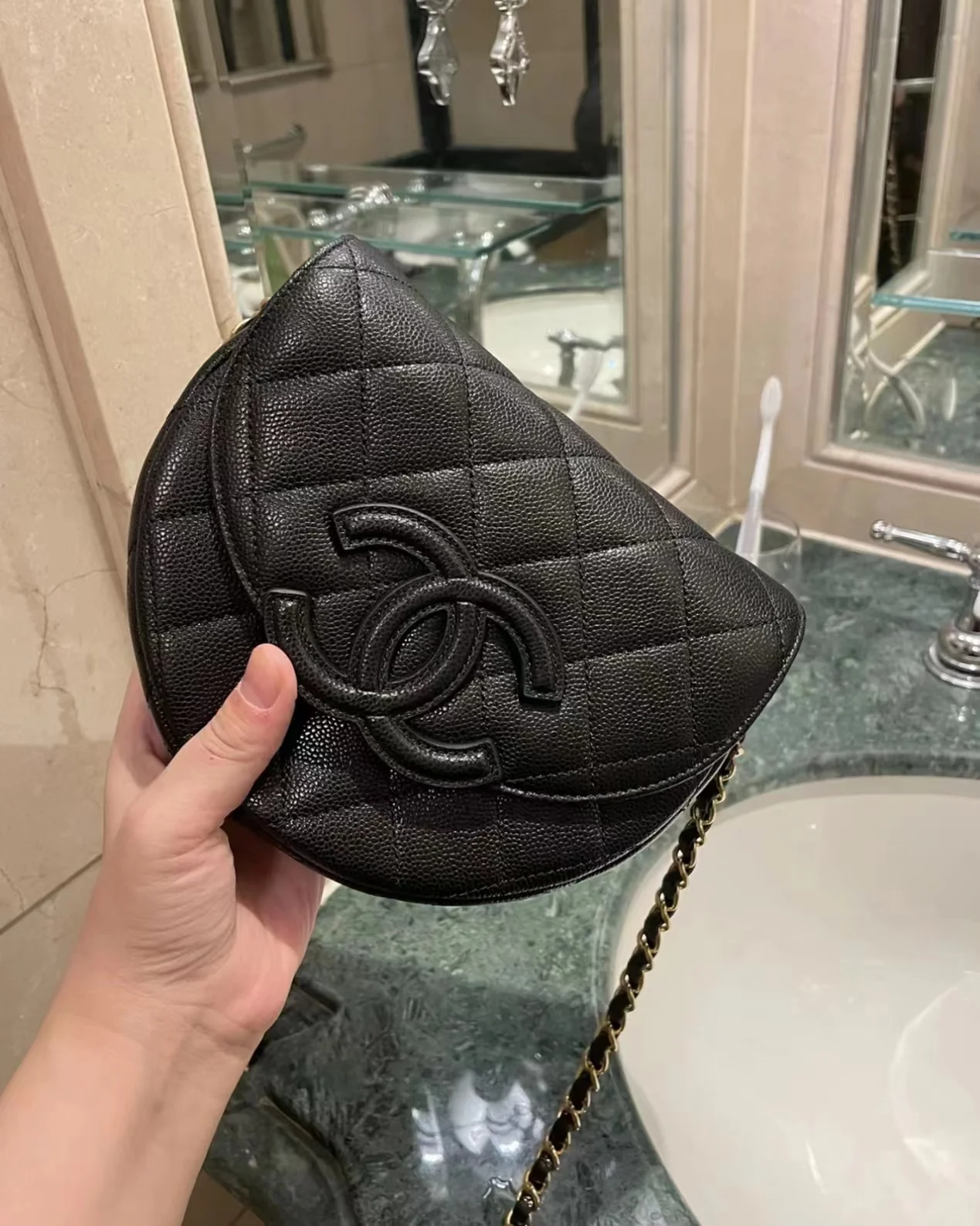 Новинка сезона весна/лето 2023 от Chanel - сумка Lychee Bull Saddle Bag - черная.