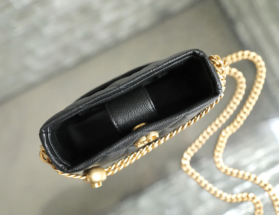 Новинка сезона весна/лето 2023 от Chanel - сумка-хобо в форме сердца, маленькая, черная.