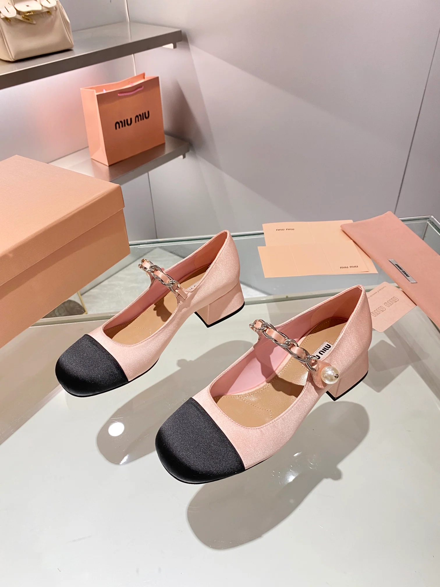 Новинки коллекции Miu Miu осень/зима 2023 - Балетки - Туфли на низком каблуке - Розовые