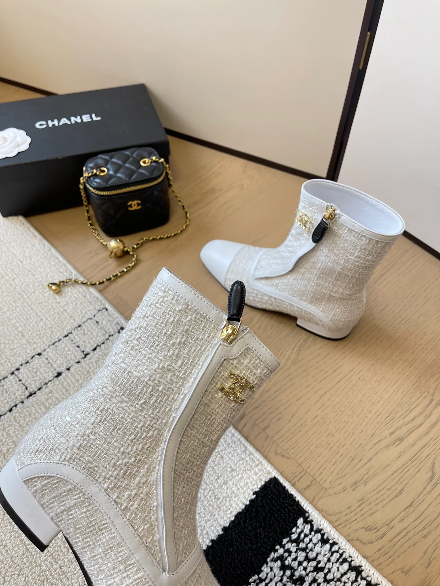 Ботильоны Chanel 2024 с острым носком - белые