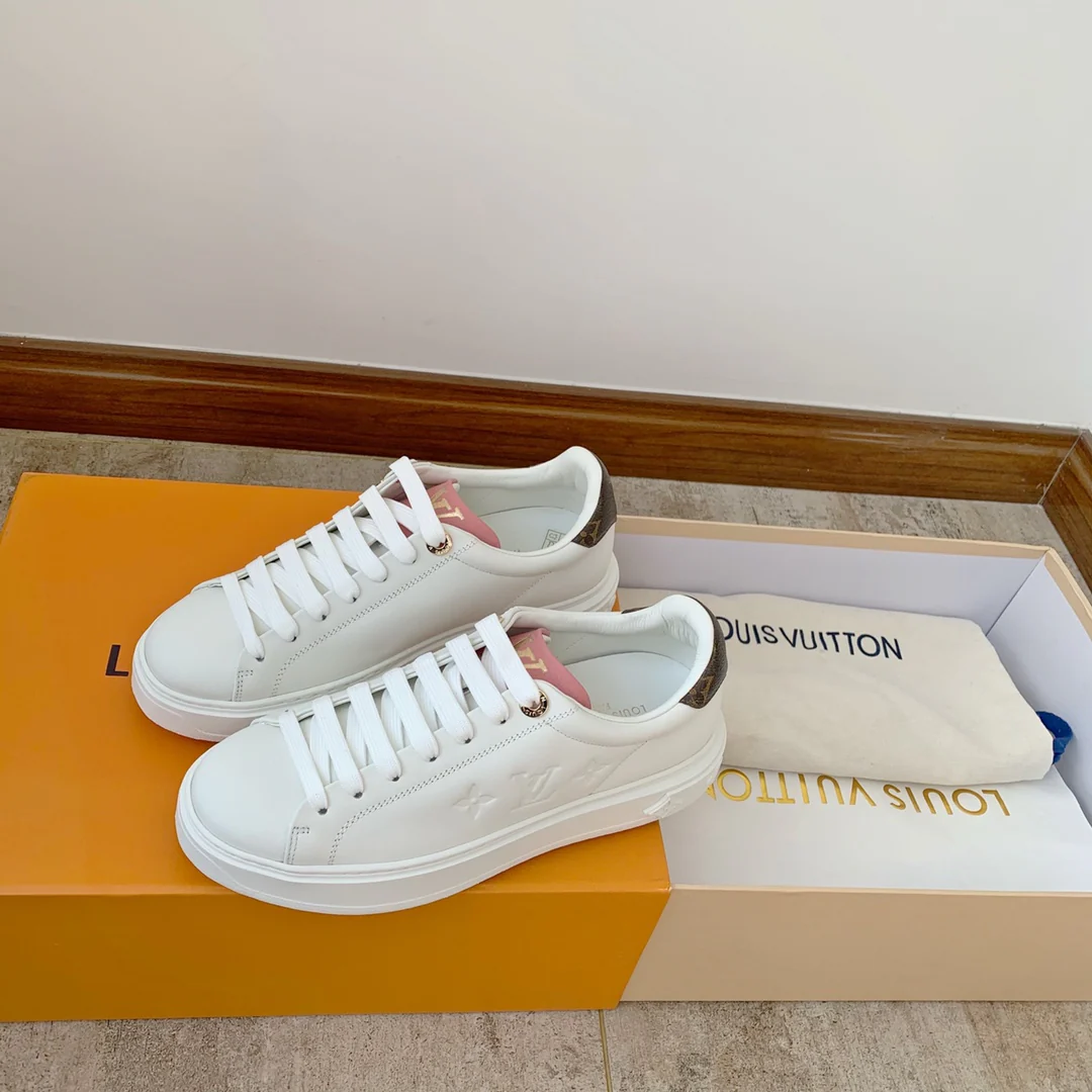 Белые кроссовки на платформе LV Time Out Series с розовым язычком