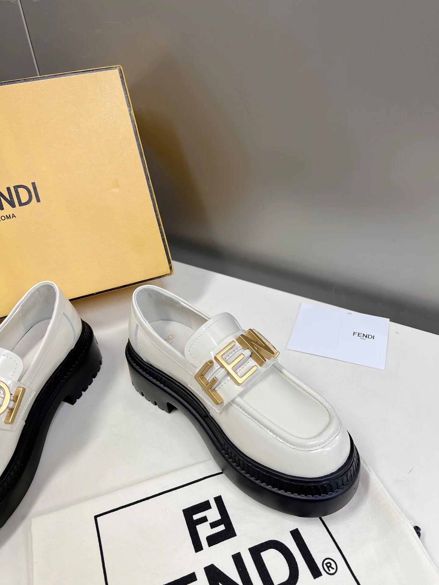 Новинка весны 2022 года от Fendi - туфли Letter Afro - белые.