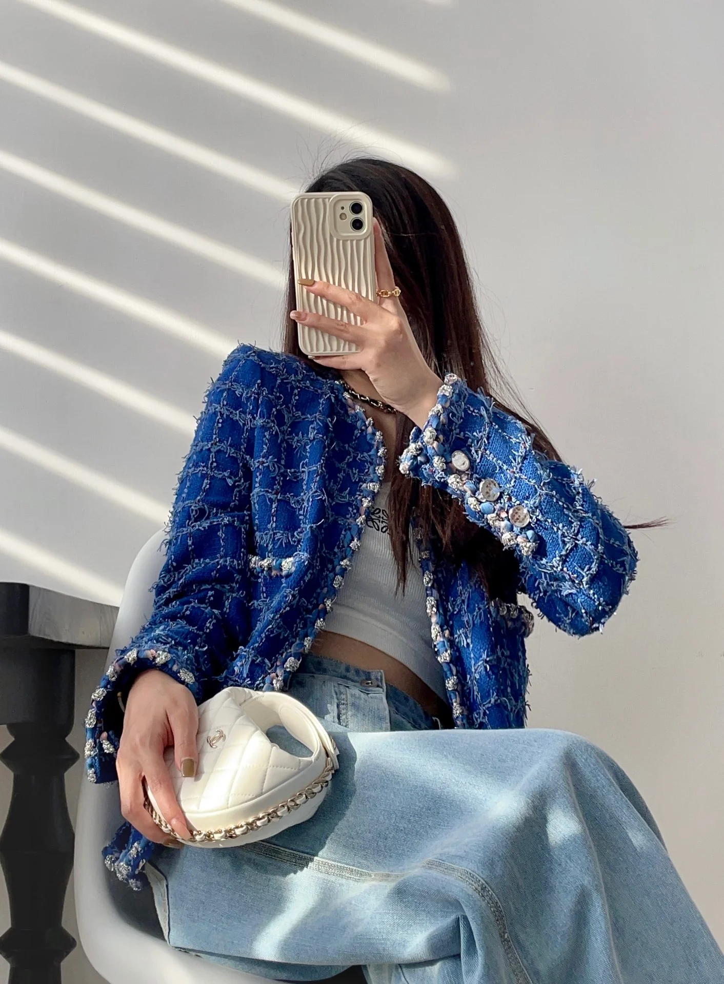 Коллекция Chanel ?Ранняя весна 2023? — клатч ?Хула-хуп? — белый — фото в одежде.