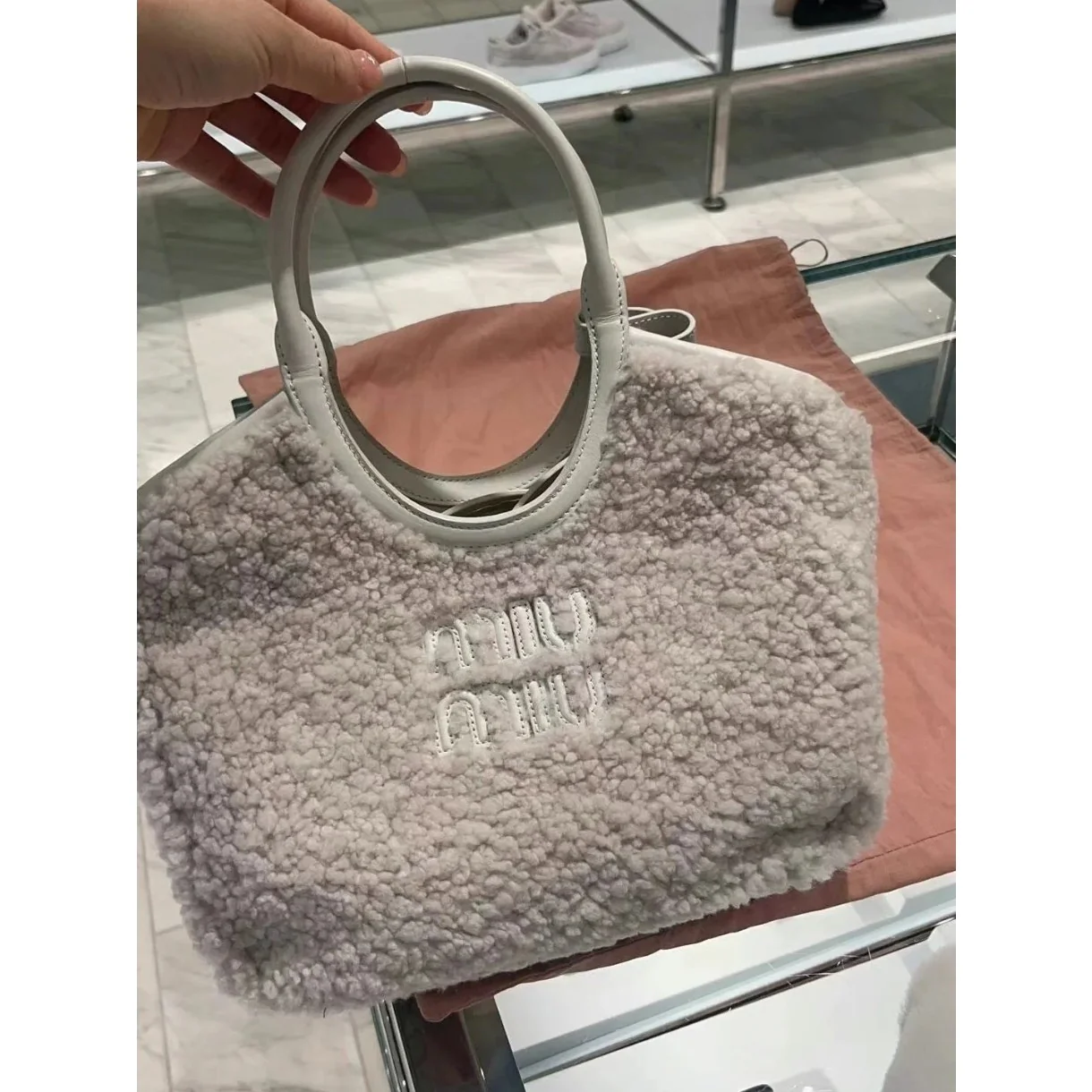 Сумка-тоут Miu Miu Ivy — на фото.