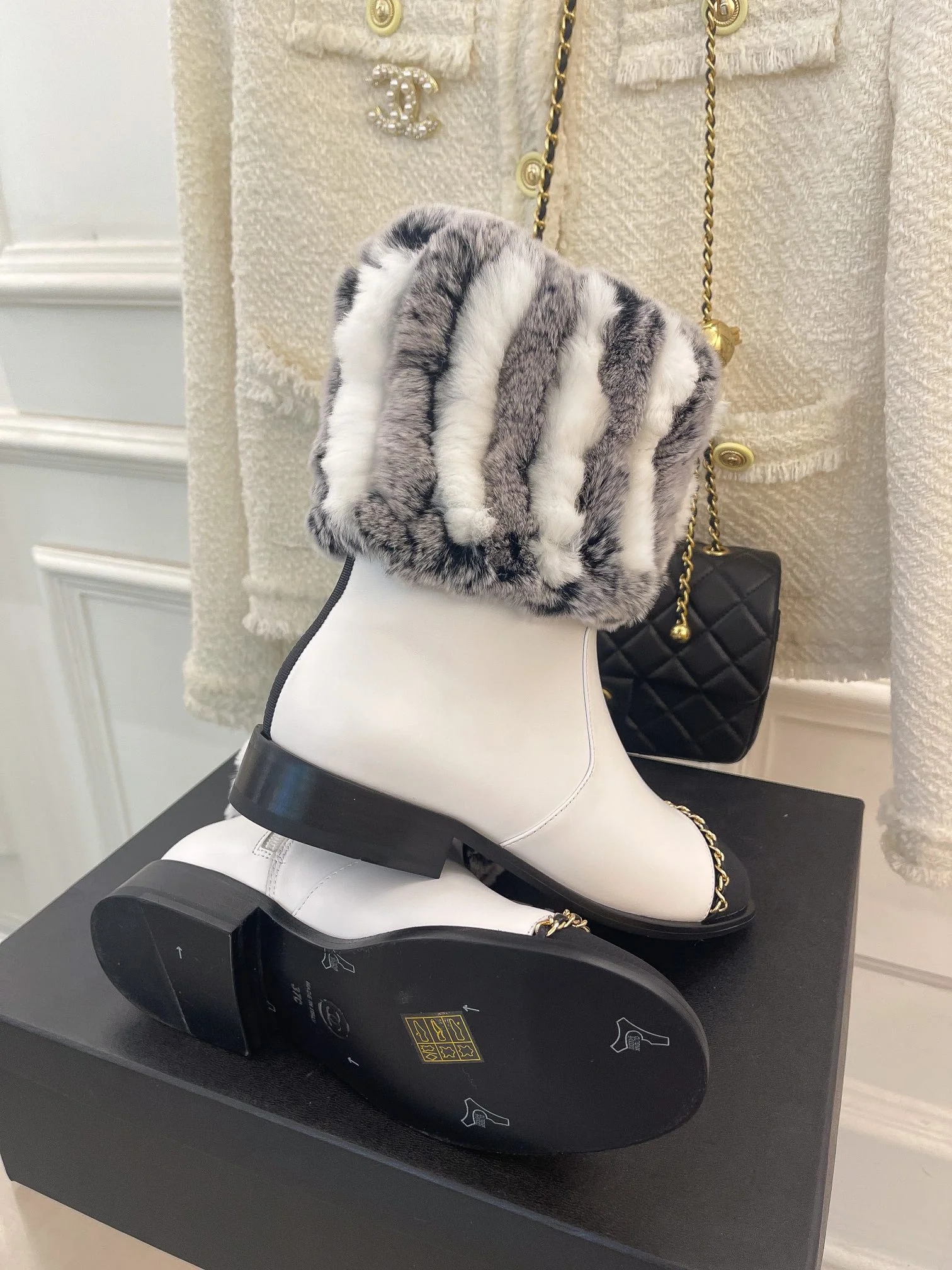 Новинка весны 2022 года от Chanel - меховые ботильоны - белые.