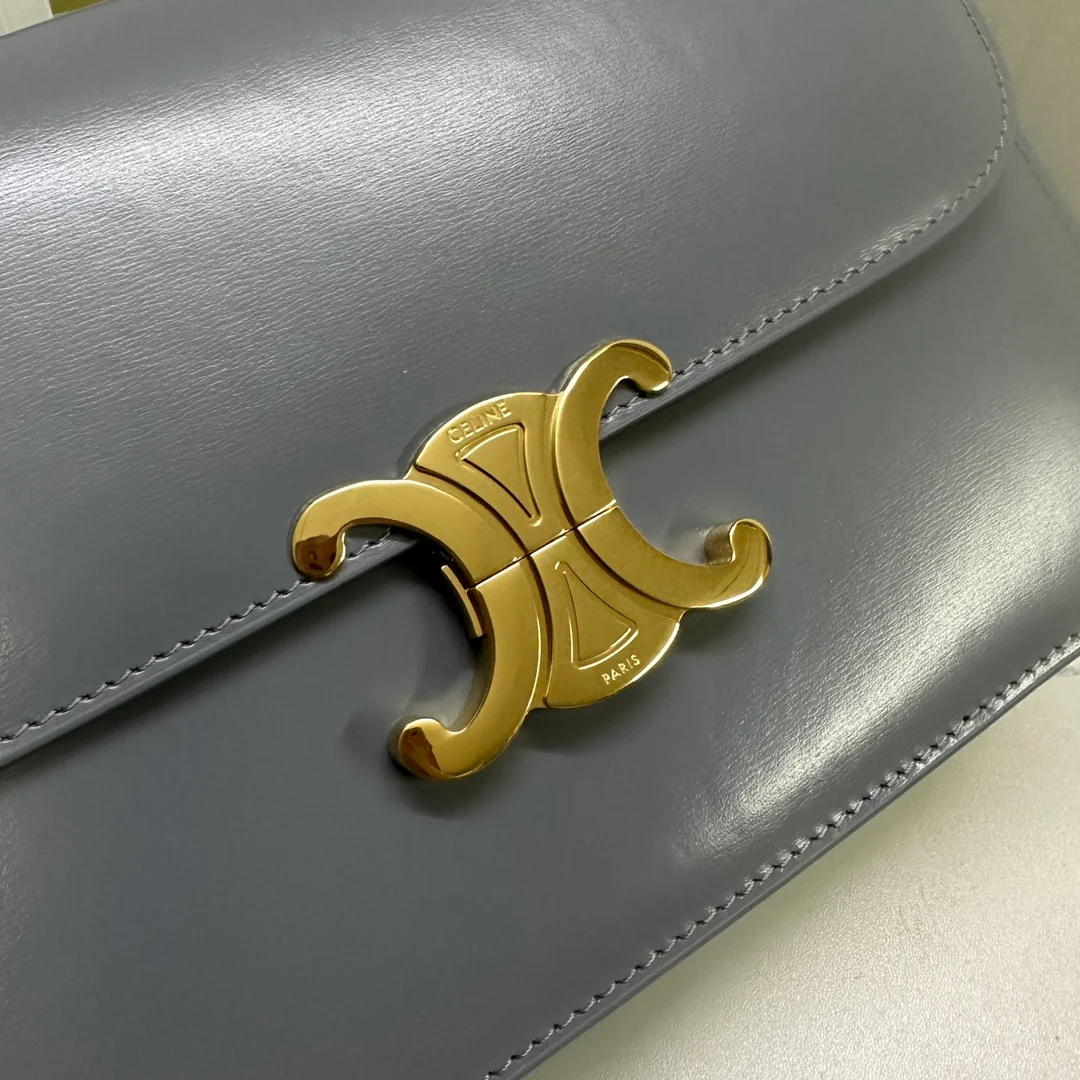 Сумка Celine Triomphe Classic из глянцевой телячьей кожи — сине-серая.