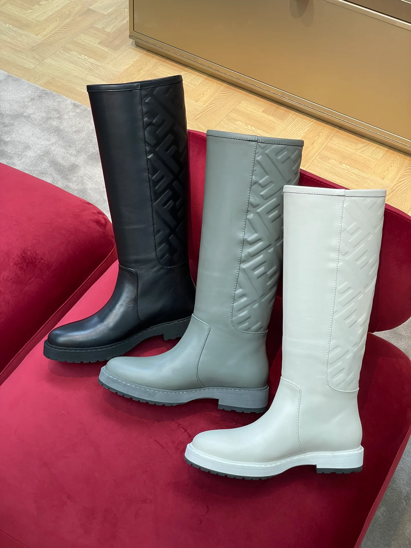 Рельефные сапоги для верховой езды Fendi