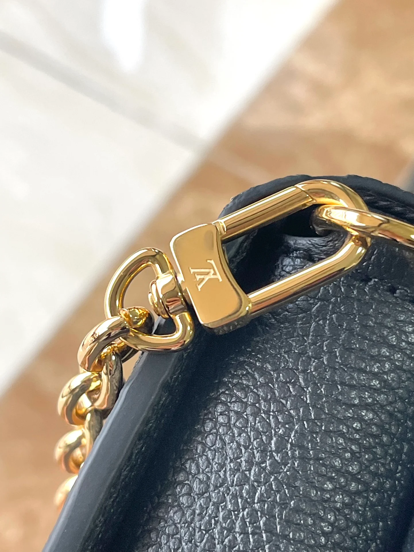 m82637-LV-кошелек-на-цепочке-metis-сумка-кроссбоди-черная тисненая кожа