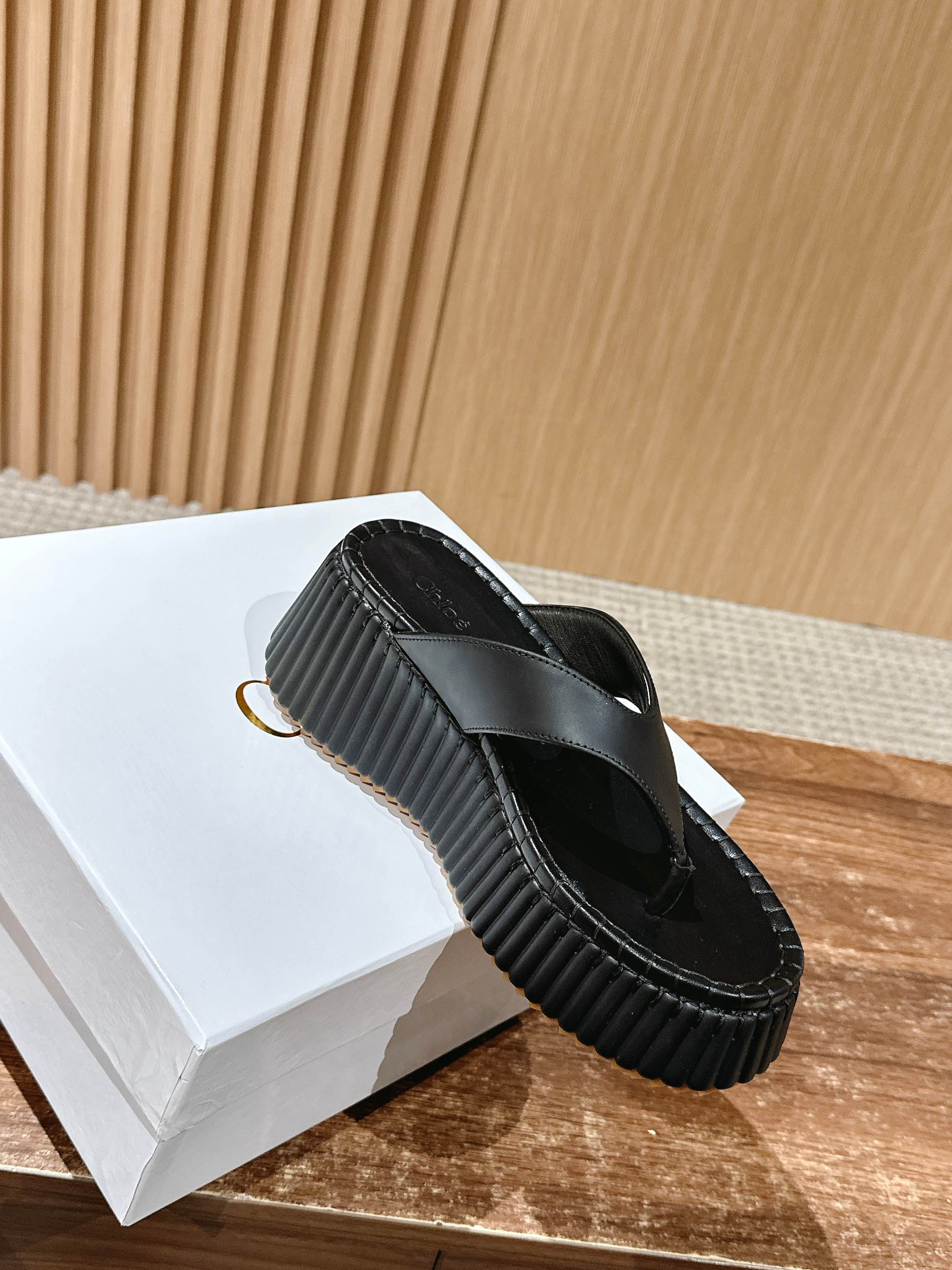 Шлёпанцы на платформе Chloe - чёрные