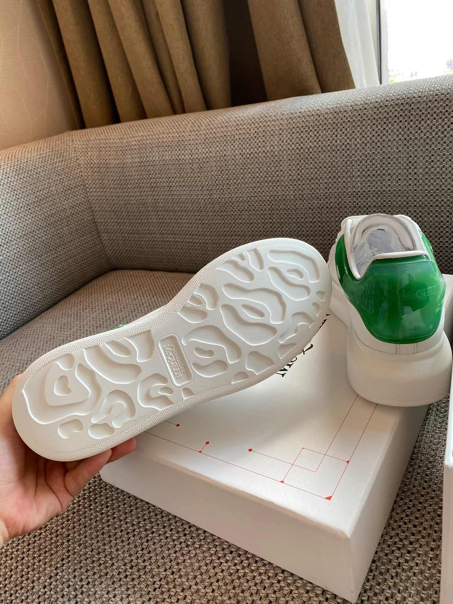 Классические белые кроссовки McQueen - на каблуке-резинке - зеленые