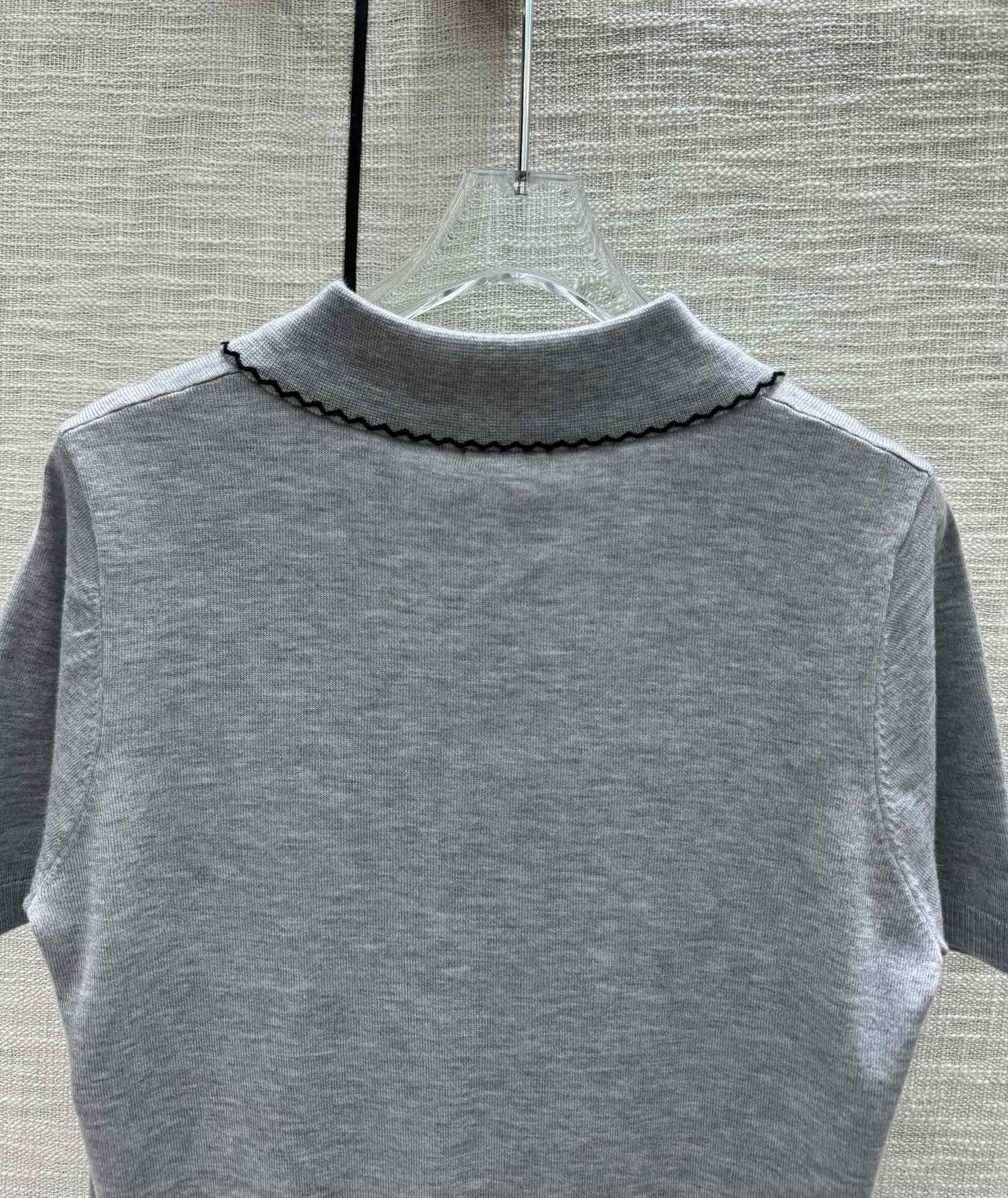 Miu Miu - 2404 - Трикотажная футболка с коротким рукавом и воротником 