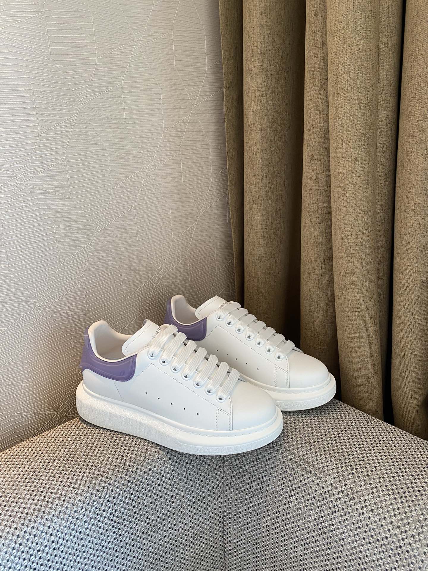 Классические белые кроссовки McQueen - на каблуке-резинке - фиолетовые