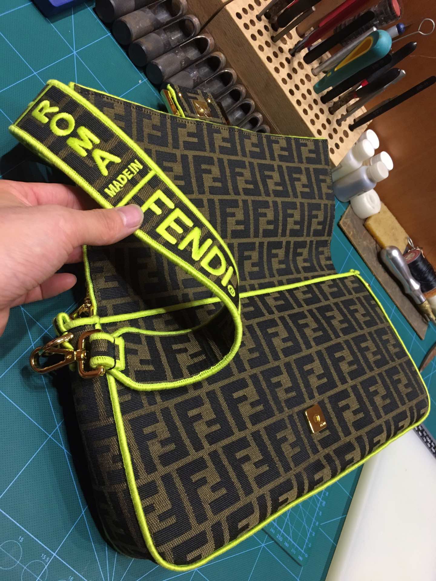 Сумка-багет Fendi Baguette — желтая сумка-багет средней длины с монограммой.