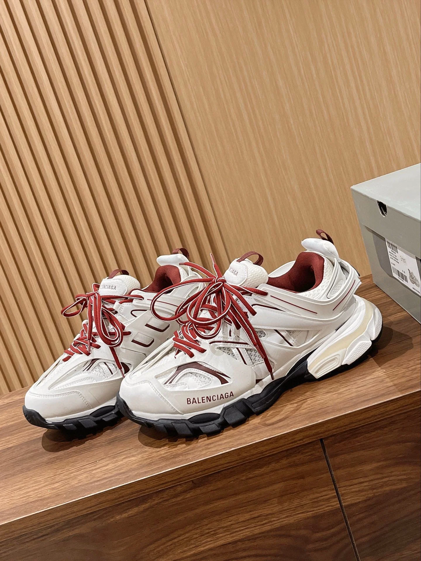 Кроссовки Balenciaga Track 3-0 (3-го поколения) Chunk - унисекс - белые с красными шнурками