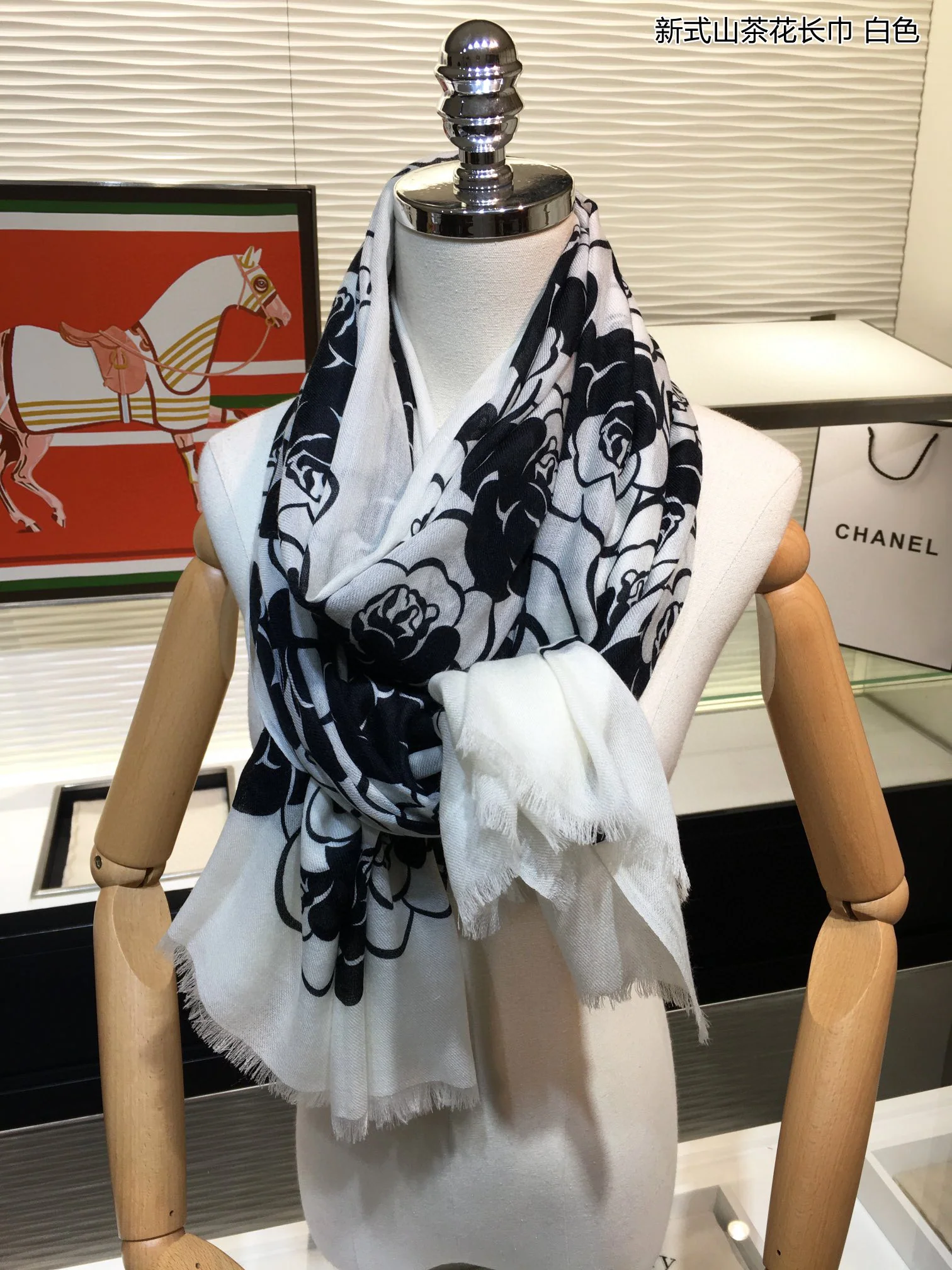 Chanel - Новый шарф ?Камелия? - 110-200 см - 100% - Кашемир премиум-класса - Белый