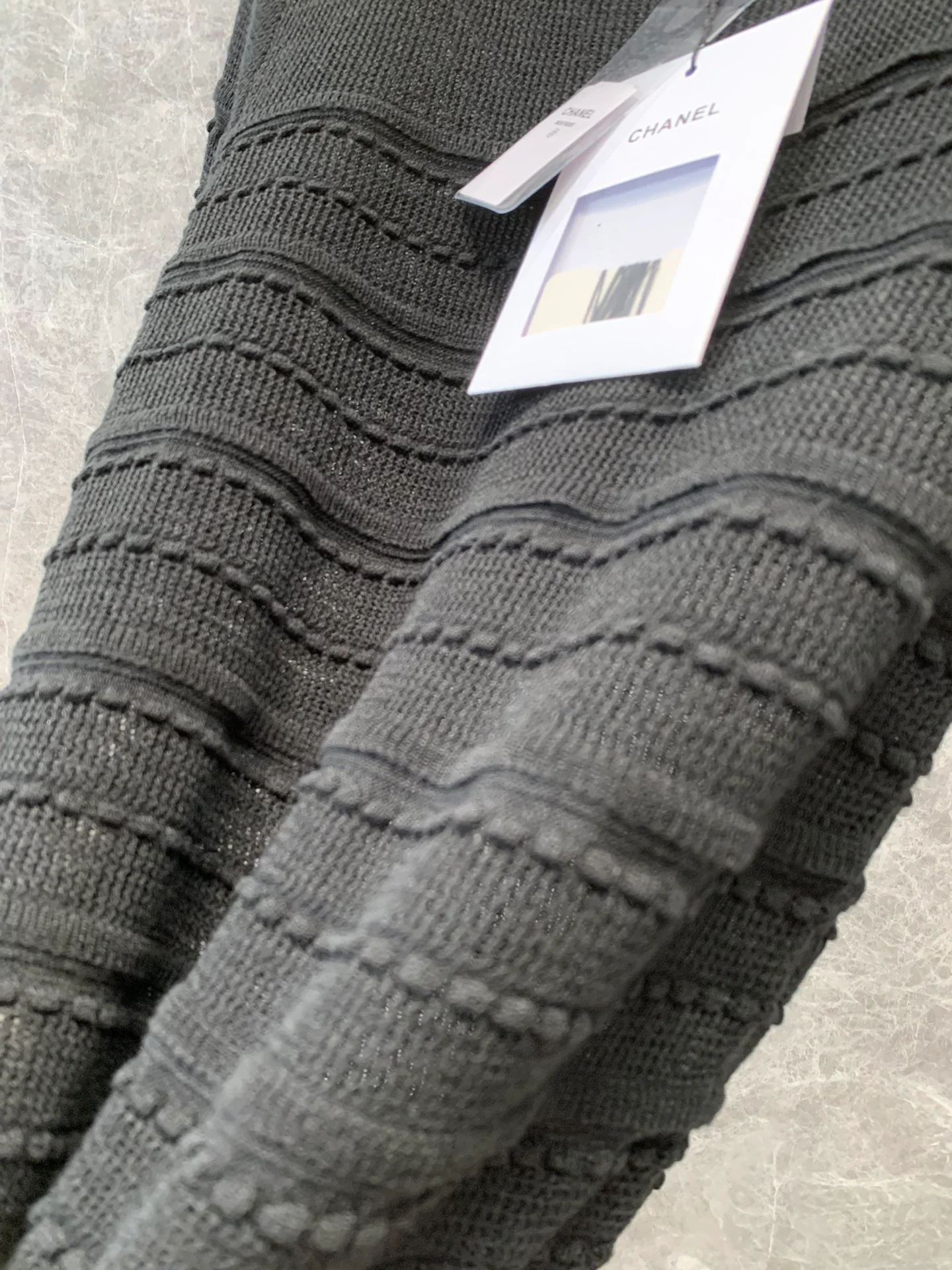 Черный вязаный топ Chanel 2404 для богатой и красивой женщины