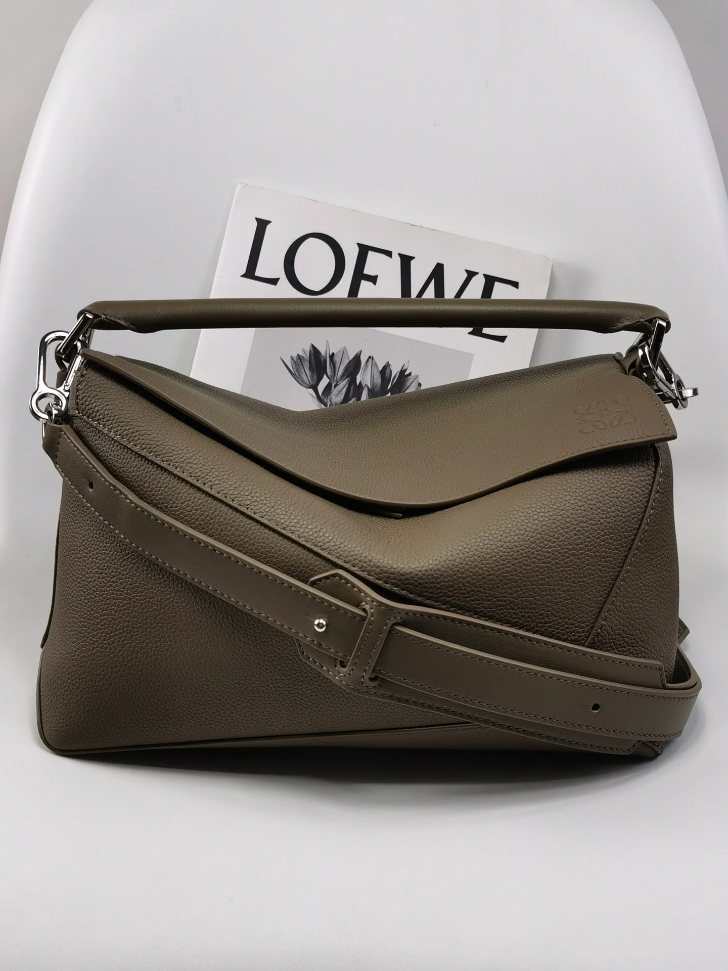 Loewe Puzzle Leather, мягкая зернистая телячья кожа, темно-коричневый цвет, средний размер, 29 см