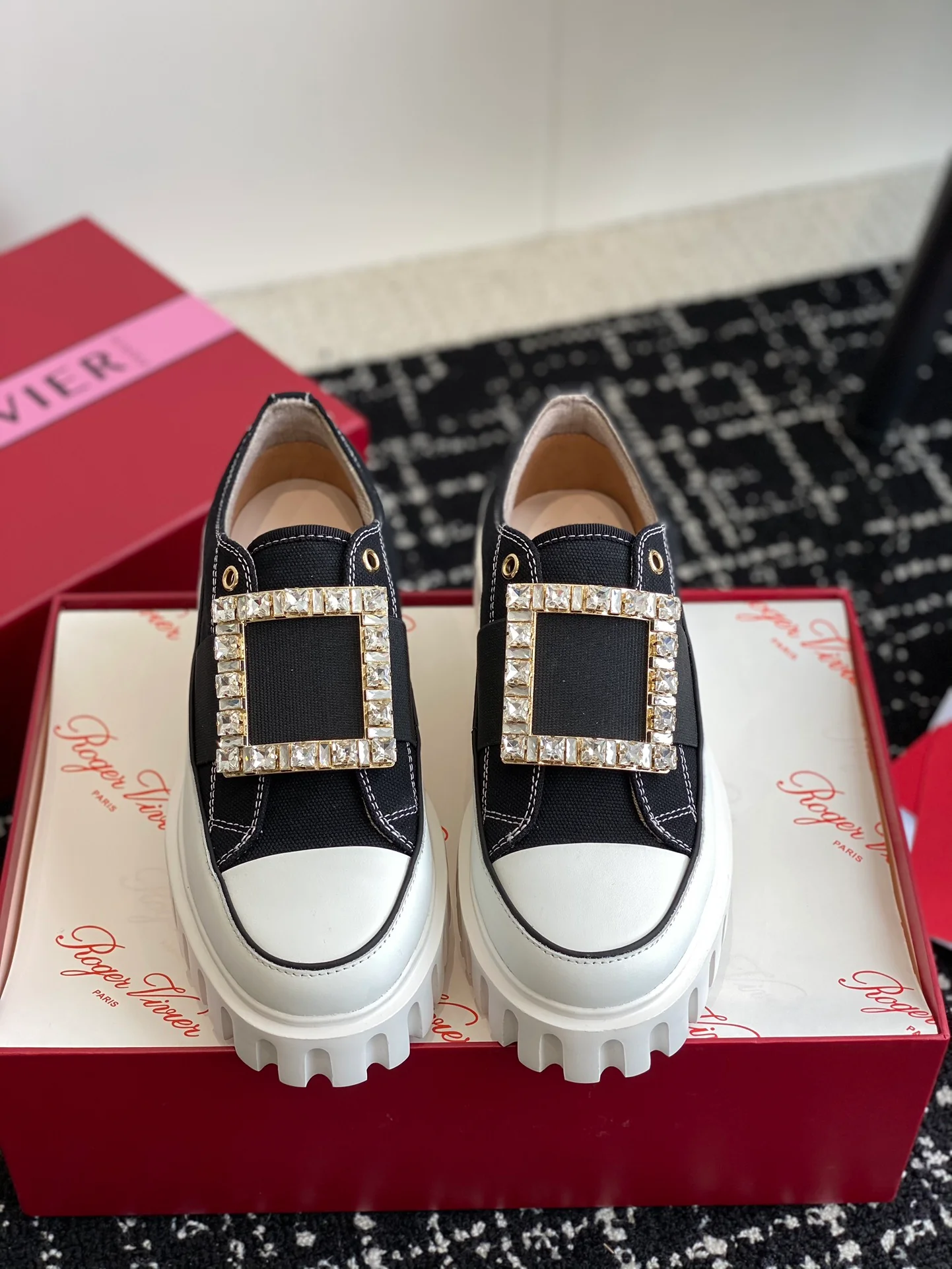 Обувь RV Shoes - Новинка начала осени 2023 года - Кед цвета бисквит с пряжкой и стразами из парусины - Черный