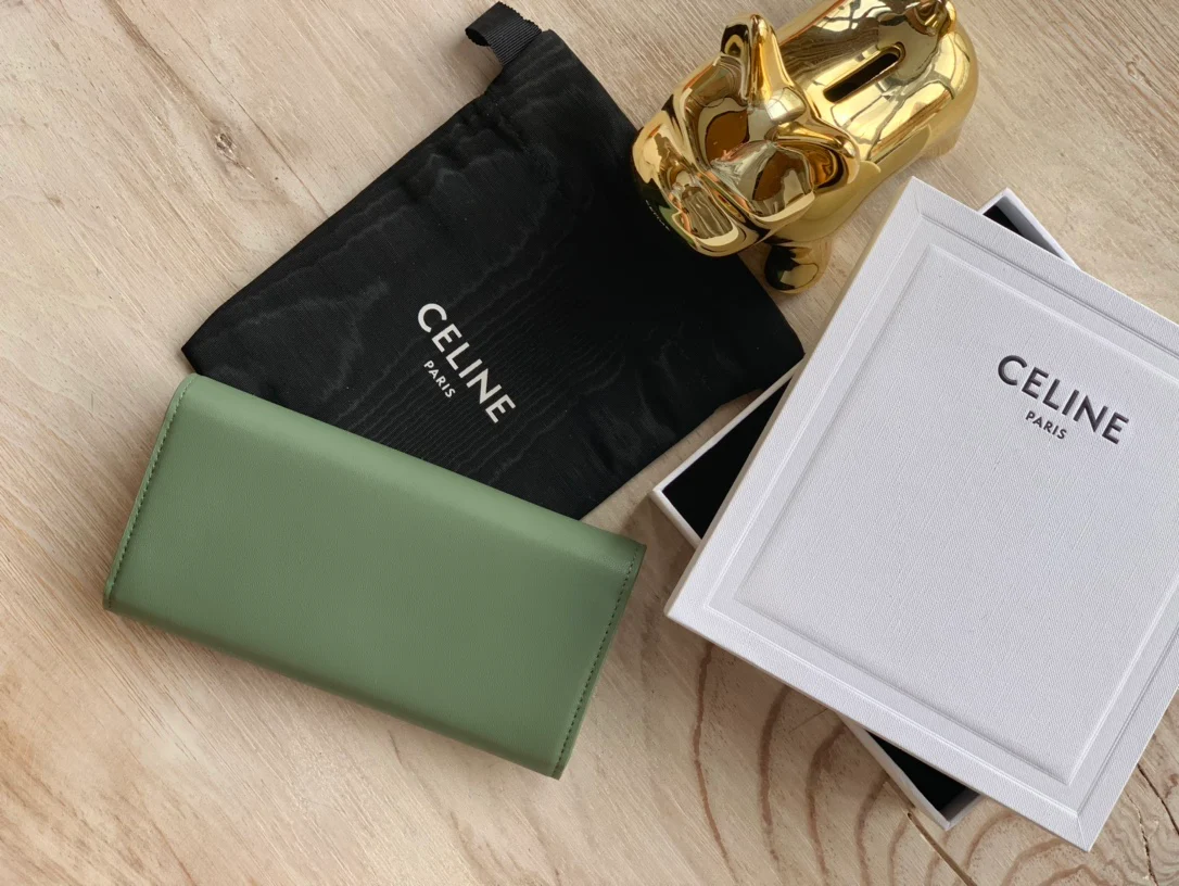 Celine TRIOMPHE 大号亮泽光滑羊皮革翻盖长夹