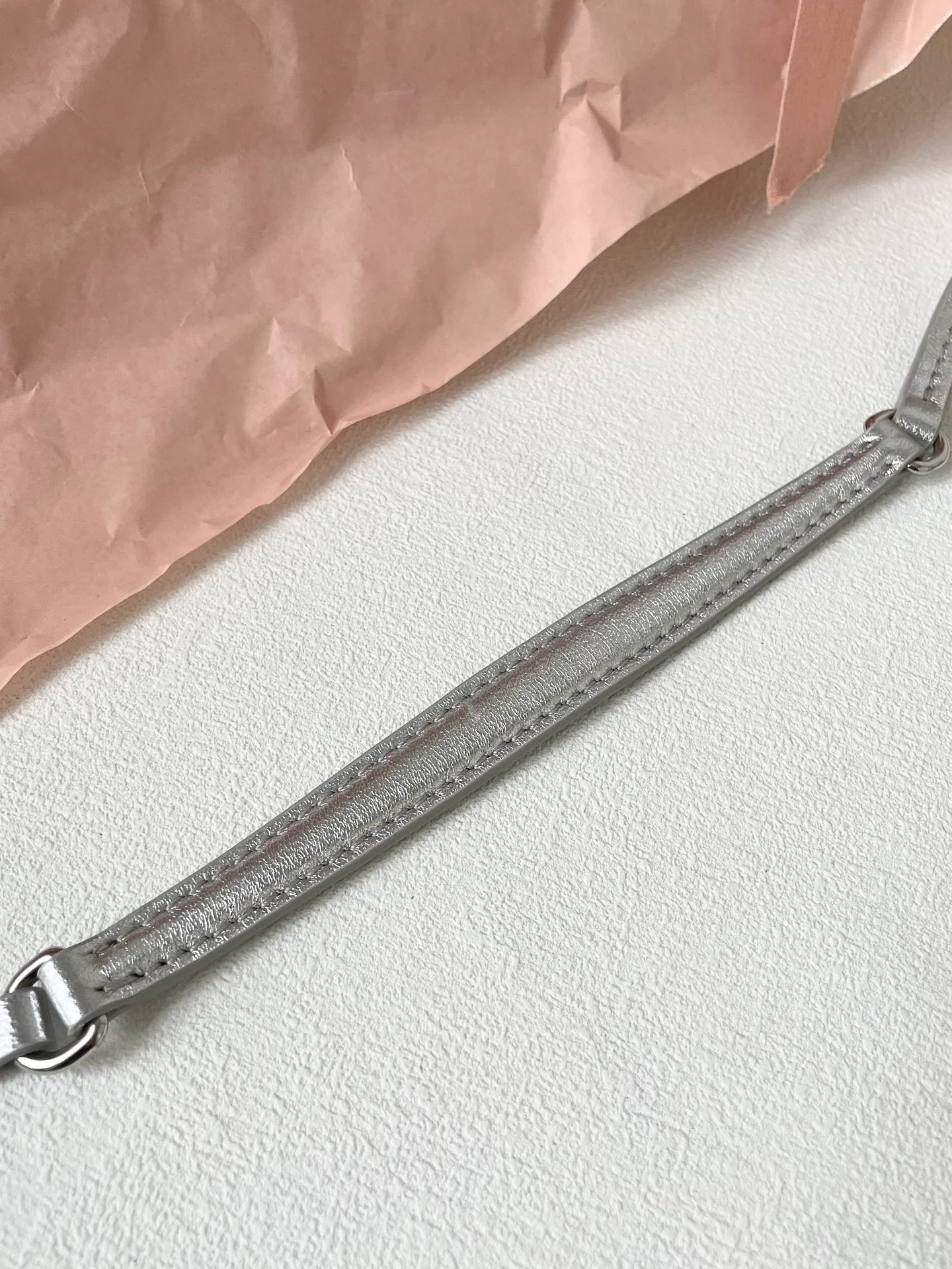 Сумка Miu Miu Wander, маленькая, из овечьей кожи, серебристая.