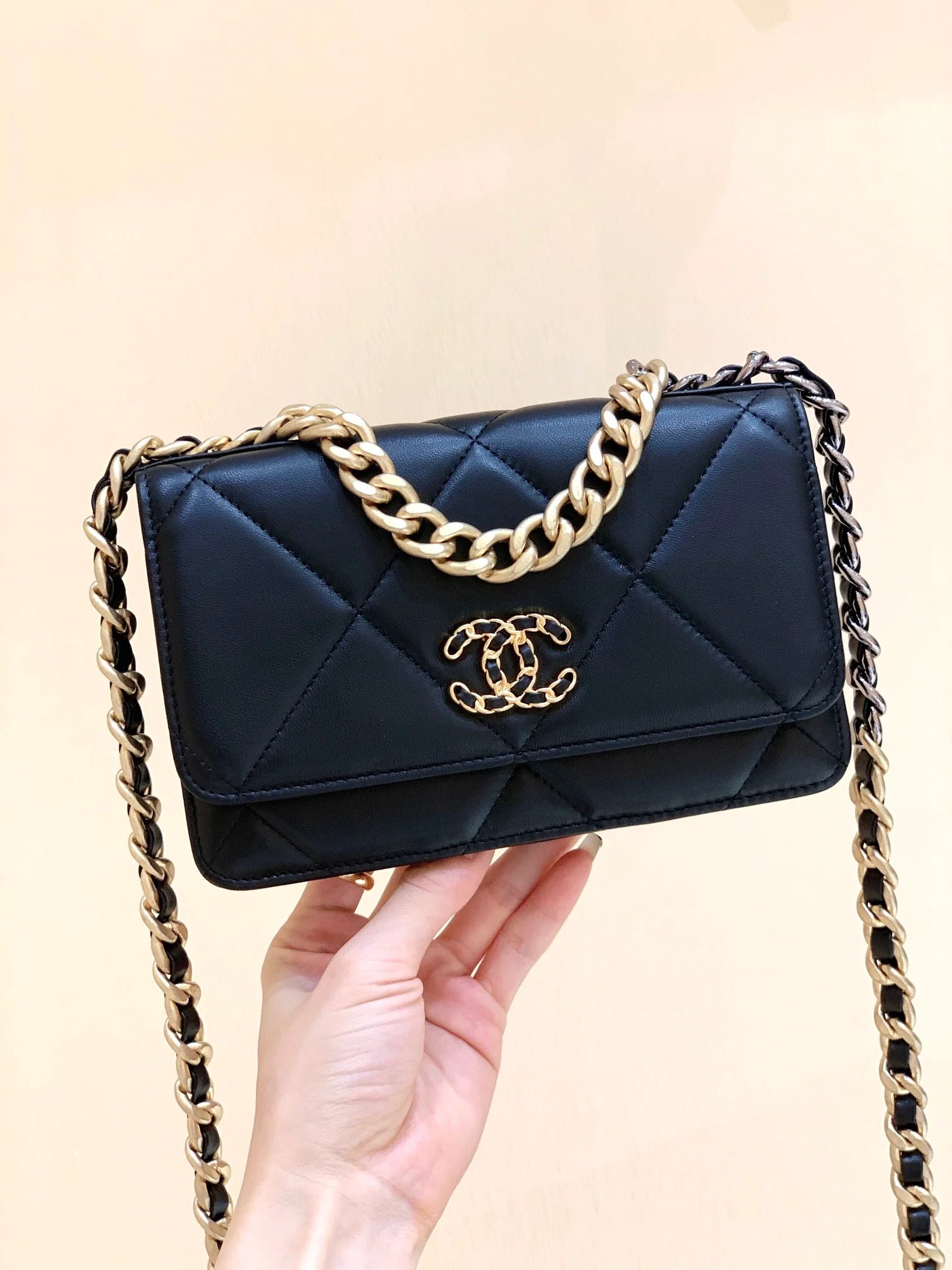 Сумка-клатч/кроссбоди Chanel Classic Logo Quilted WOC 2019 года, черная.