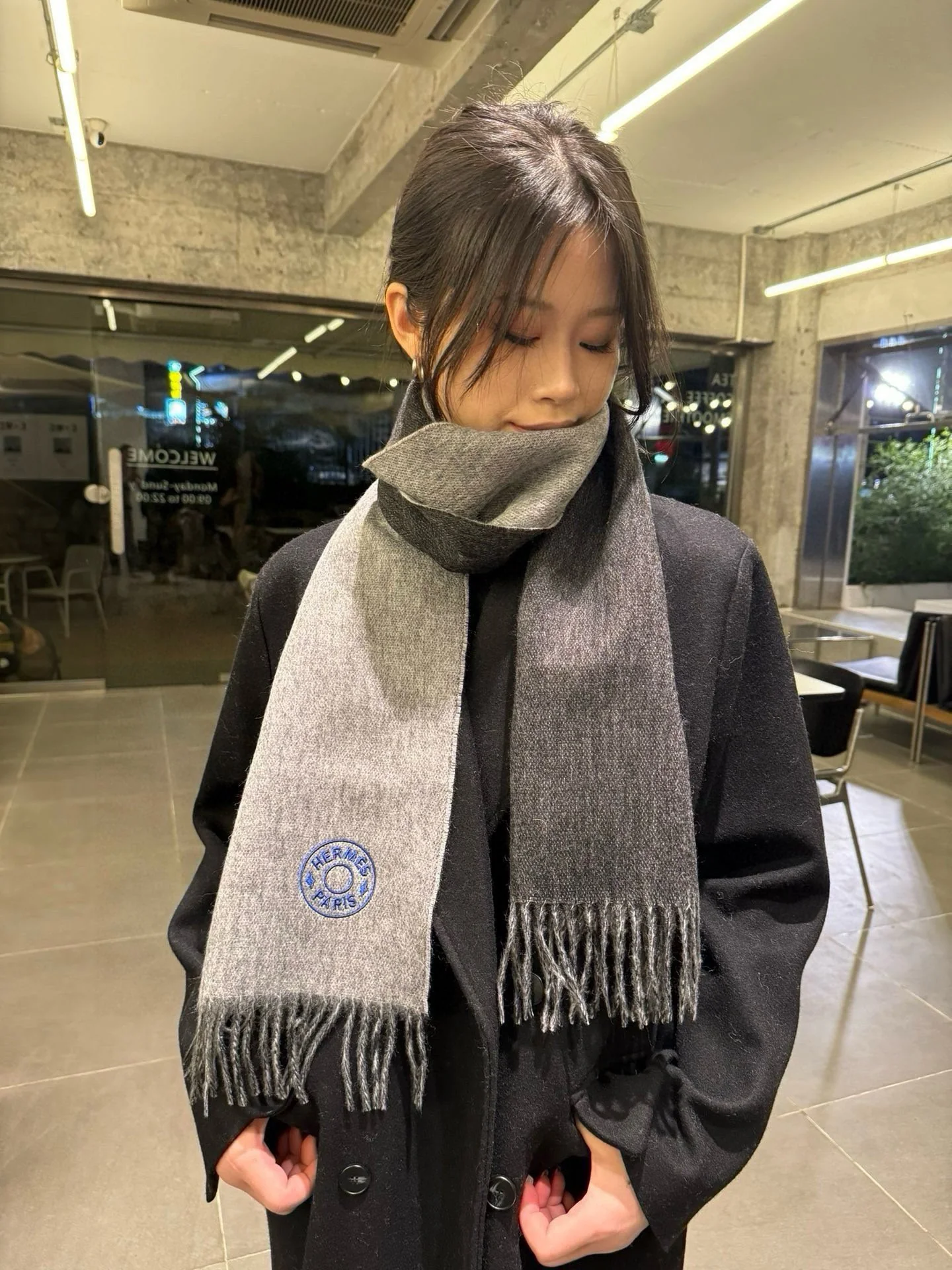 Классический шарф Hermes 2024 с логотипом — двухцветный серый.