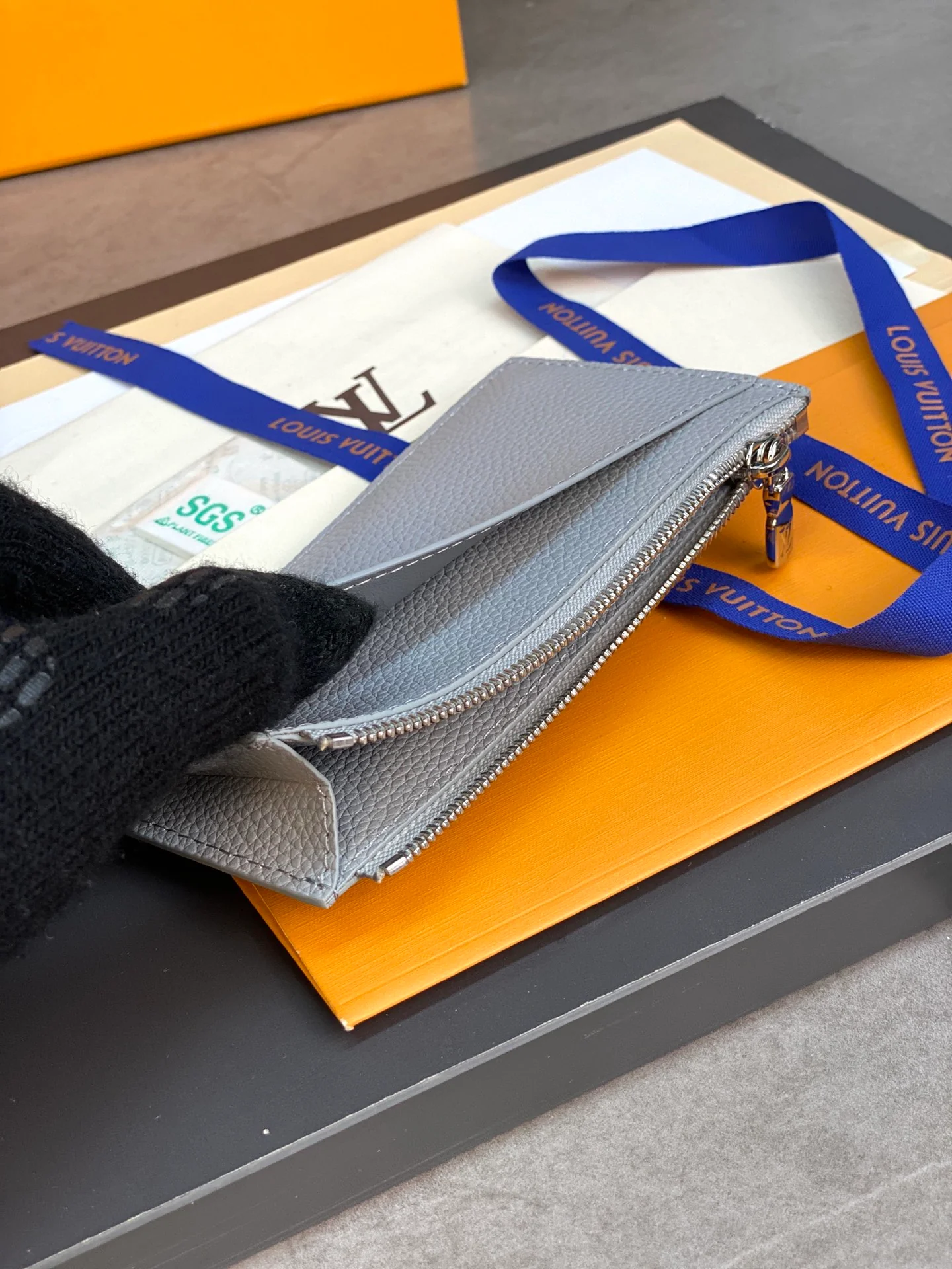 LV-m82068-держатель для монет и карт-серый