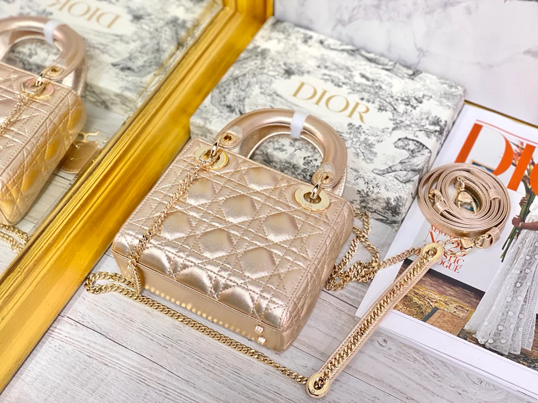 Миниатюрная сумочка Dior Lady Dior - модель Princess Dior с тремя отделениями - 17 см - фурнитура цвета жемчуга и золота.