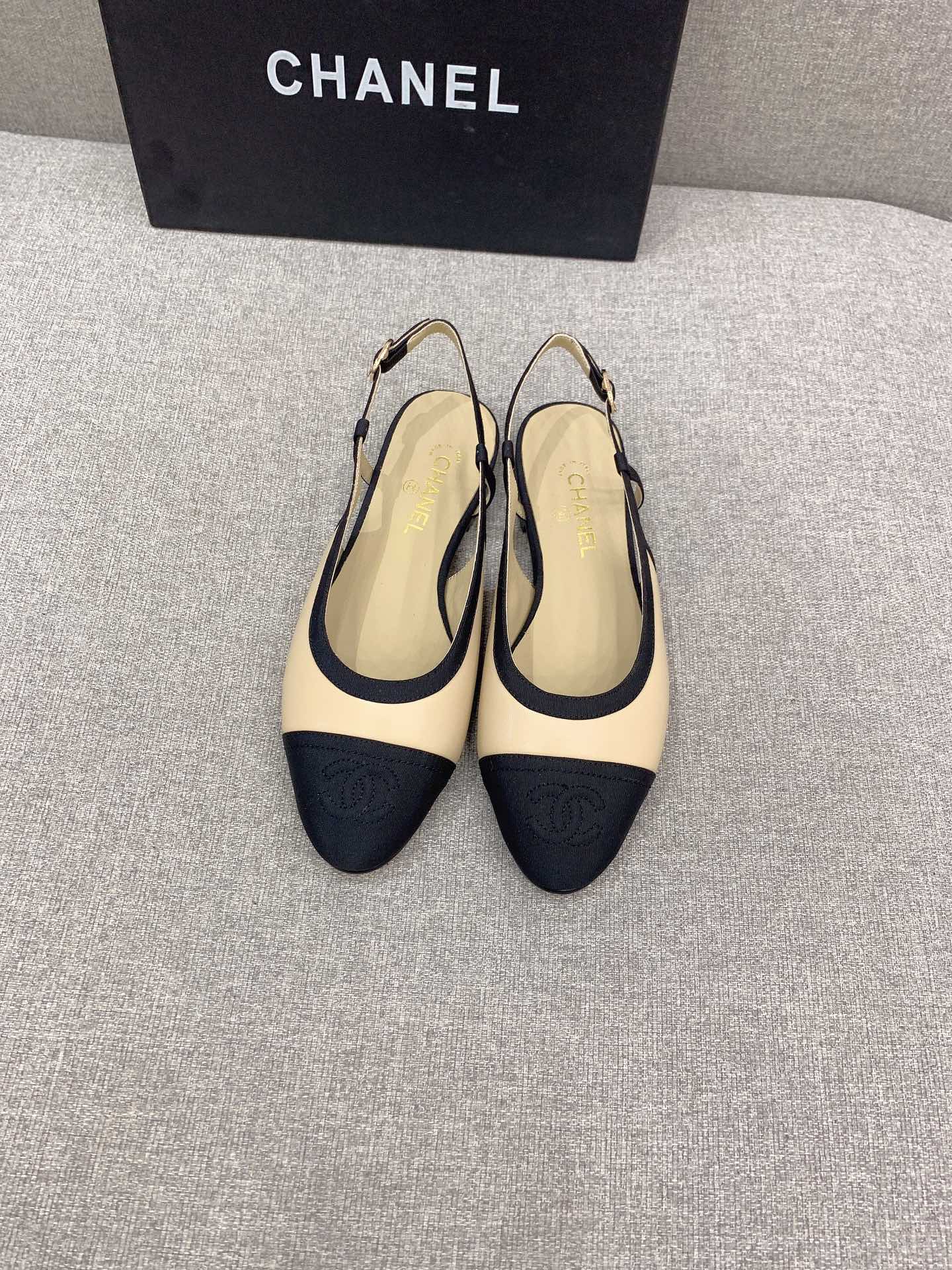 Классические сандалии Chanel на плоской подошве - с черным носком