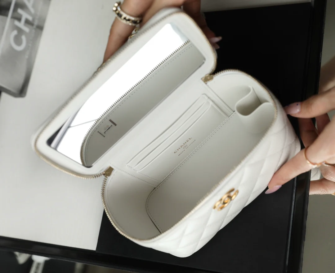 Весенне-летняя коллекция Chanel - Браслет с буквой - Квадратная коробка - Белый