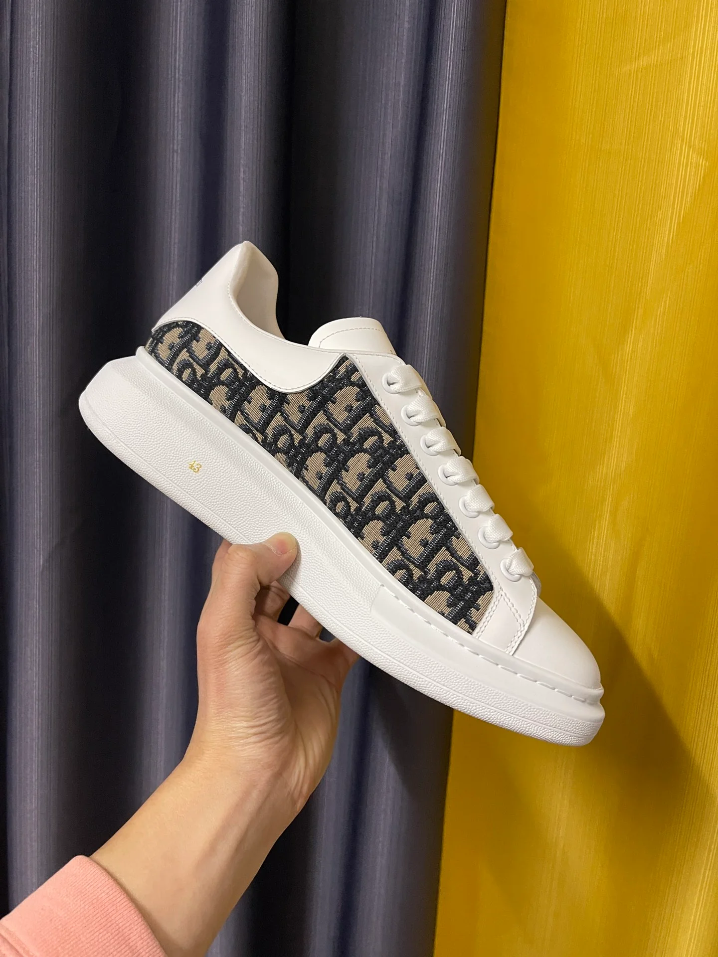 Классические белые кроссовки McQueen - модель, созданная в рамках сотрудничества.