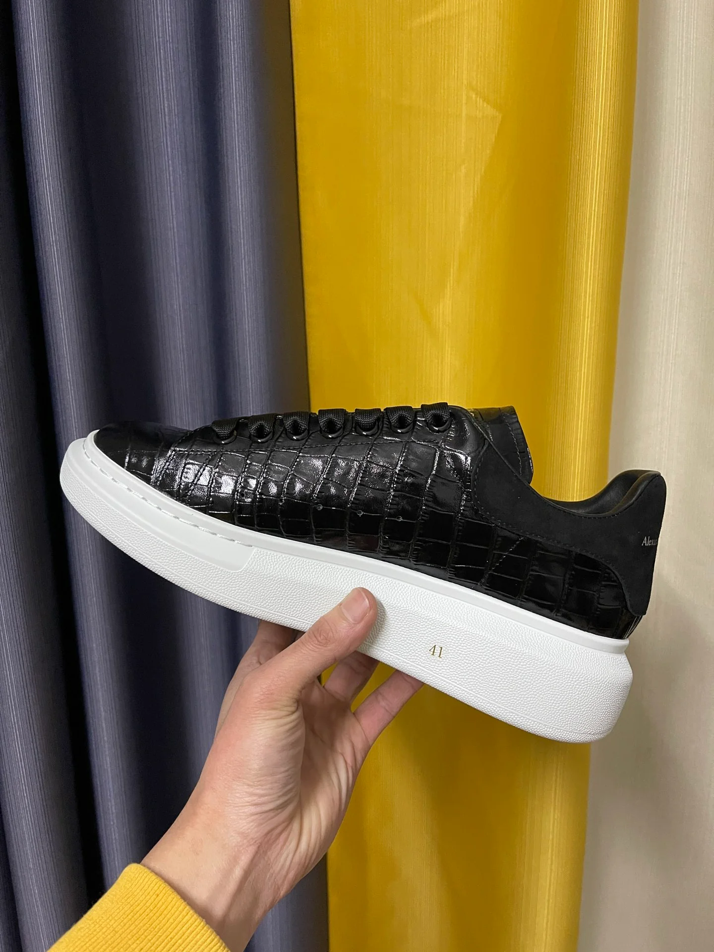 Классические белые кроссовки McQueen - унисекс - с черным крокодиловым рисунком и черной замшевой пяткой - Премиум-издание