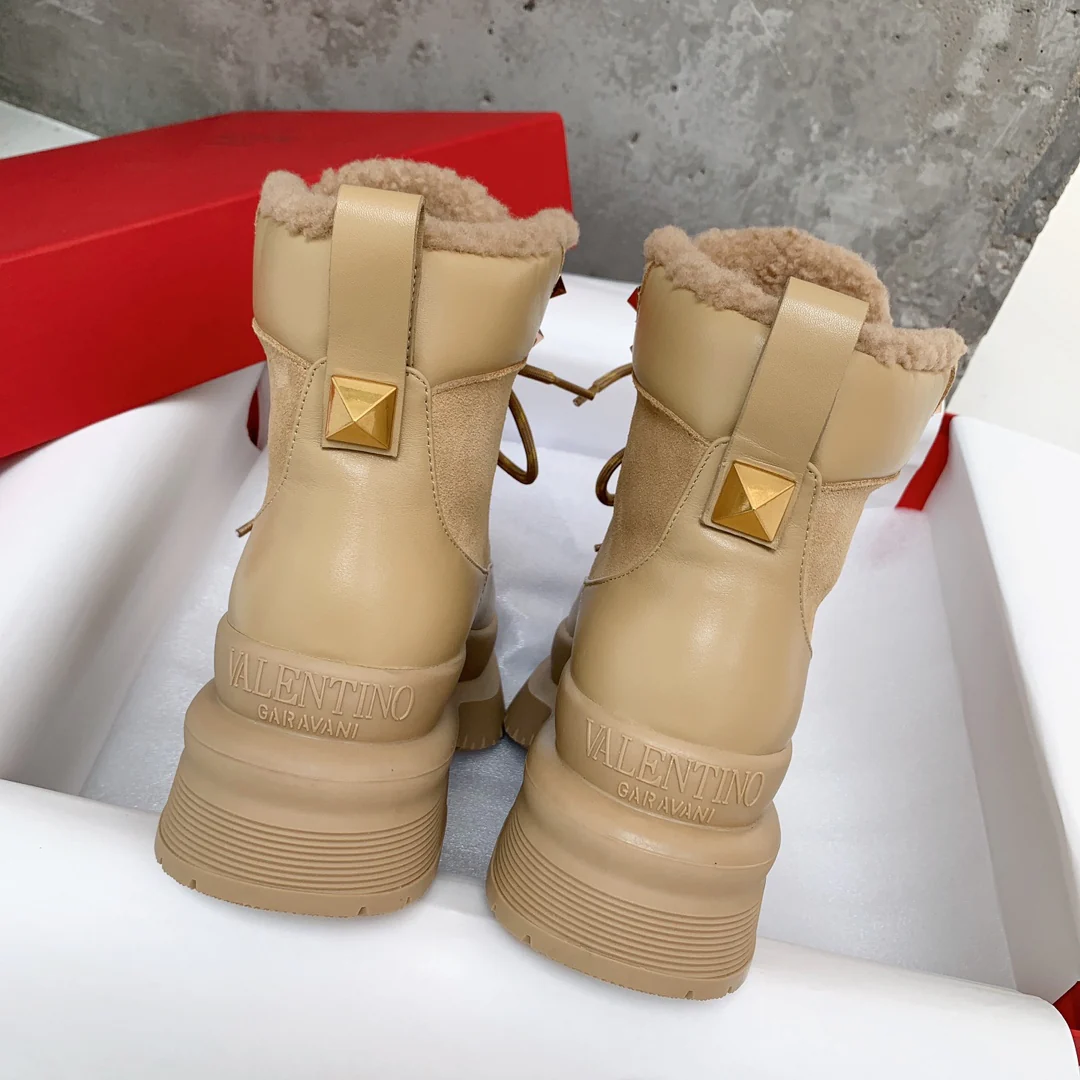 Новинка сезона осень/зима 2022 от Valentino — ботинки Dr. Martens.