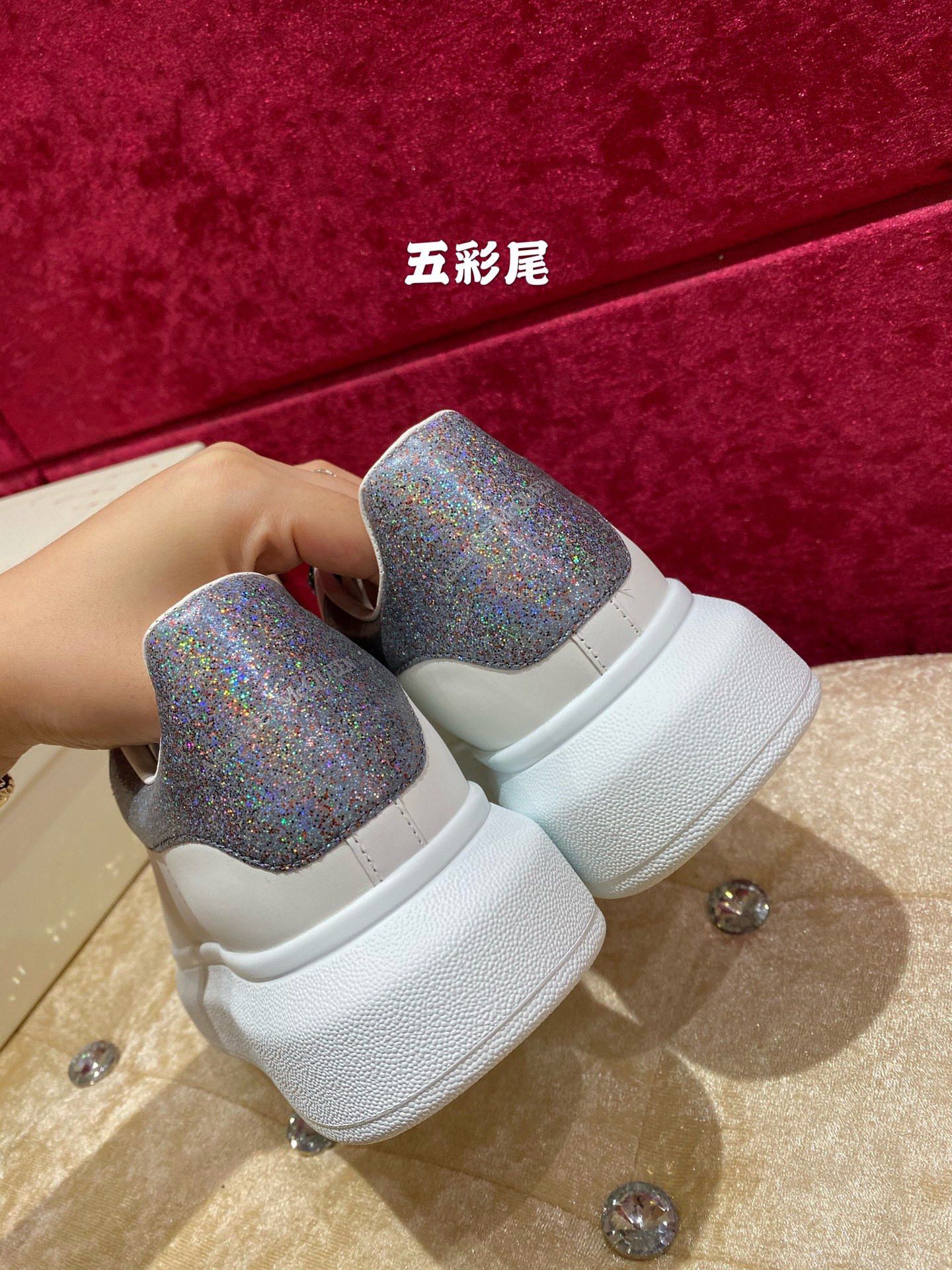 Классические белые кроссовки McQueen с серым каблуком