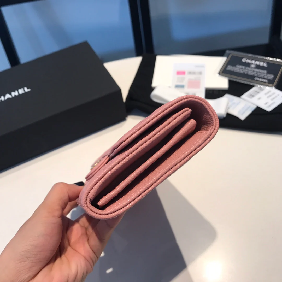 Кошелек-книжка Chanel CF Flip Wallet — розовый, из кожи личи, с золотой пряжкой.