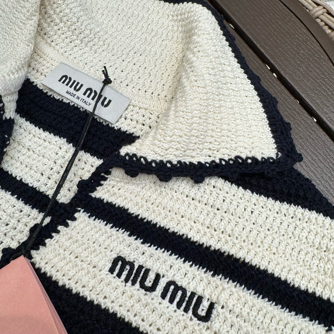 Miu Miu-2404-24 Новый весенний комплект в стиле преппи: поло и полосатый трикотаж