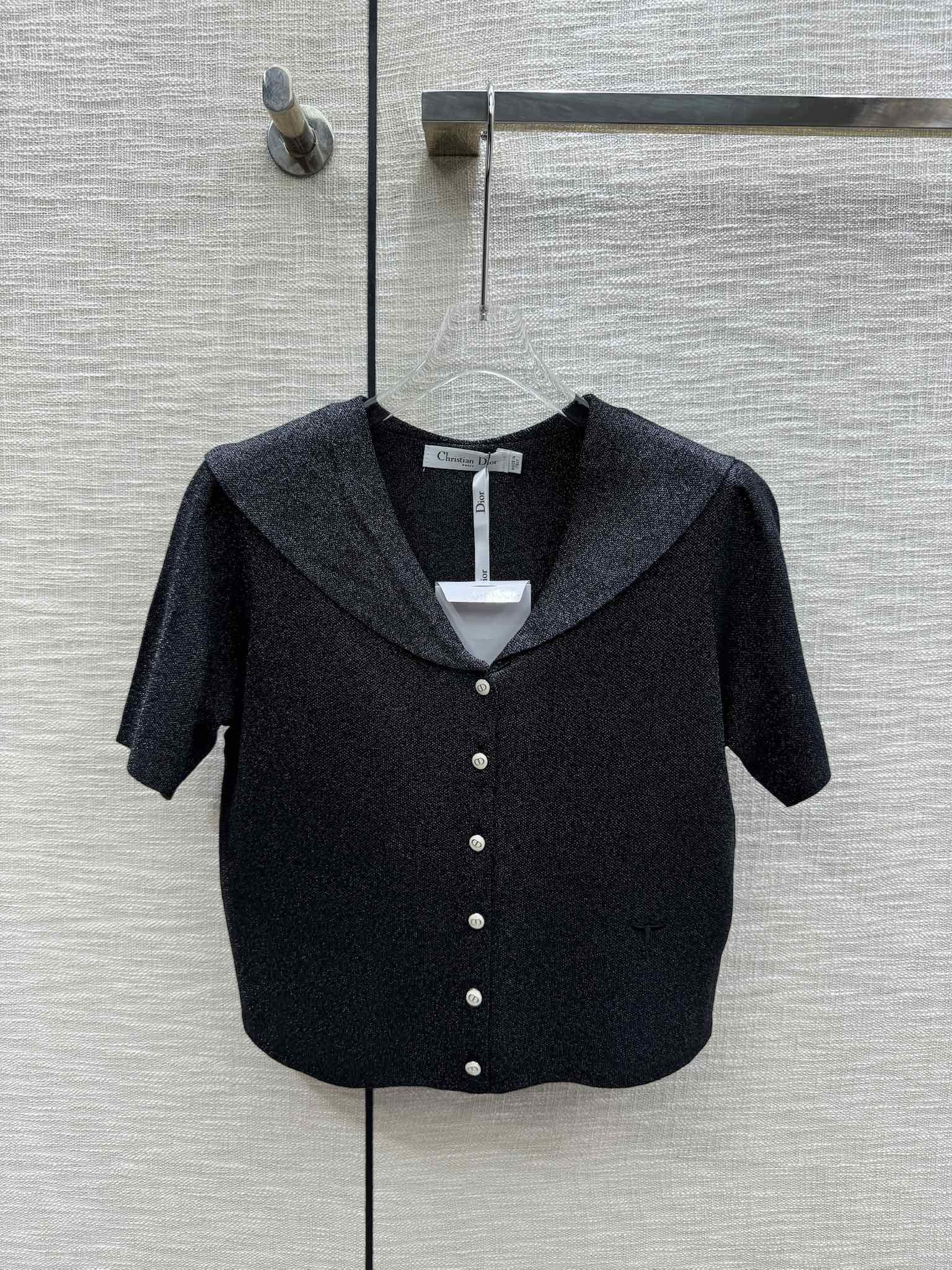 Dior - Коллекция ?Ранняя весна? 2403-24: воротник-стойка, воротник-шаль, трикотажная кофта с коротким рукавом - Черная