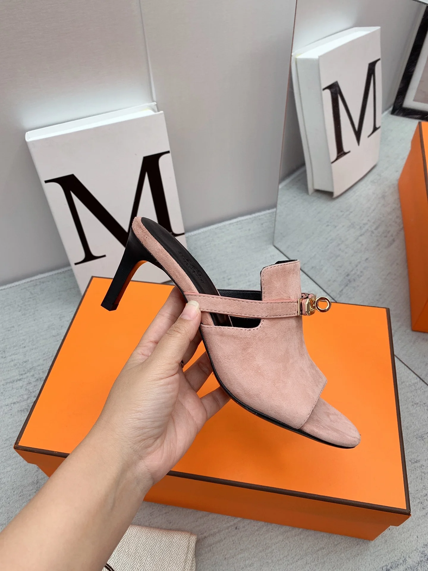 Новинка сезона осень/зима 2022 от Hermes — шлепанцы на высоком каблуке с открытым носком.