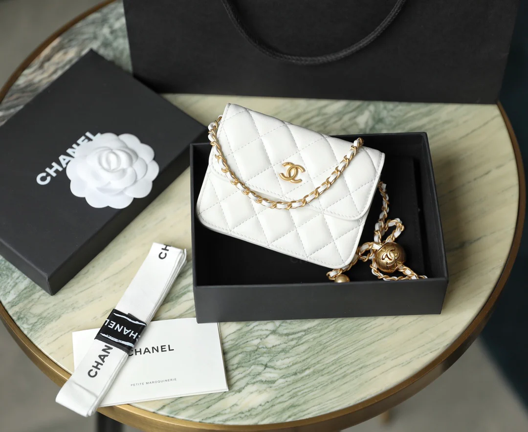 Сумка через плечо Chanel Little Gold Ball из коллекции Little Gold Ball - из овечьей кожи.