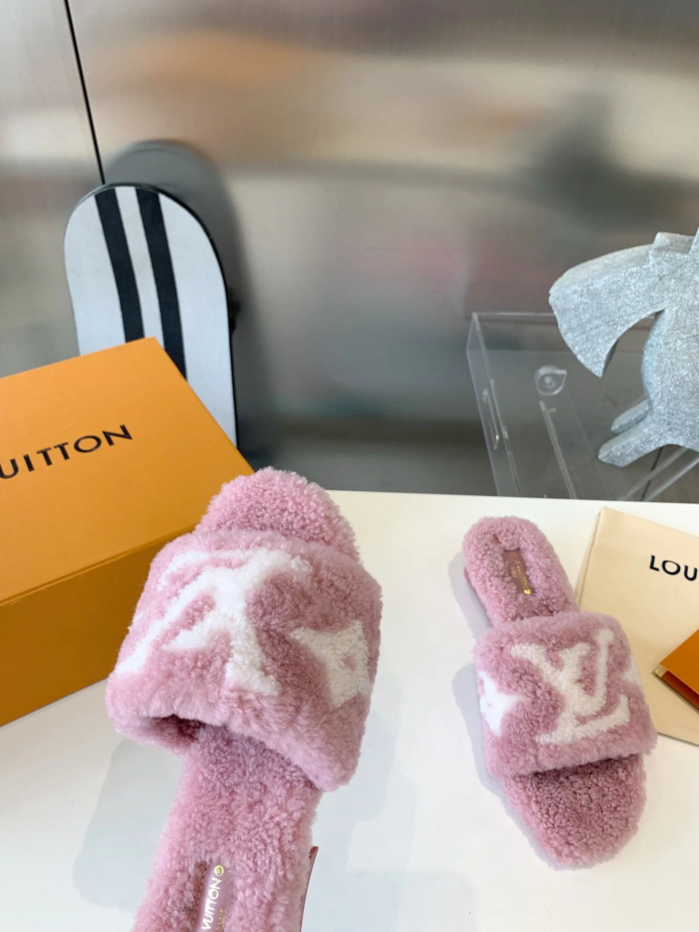 Новинка LV 2022 года - Меховые тапочки - Розовые