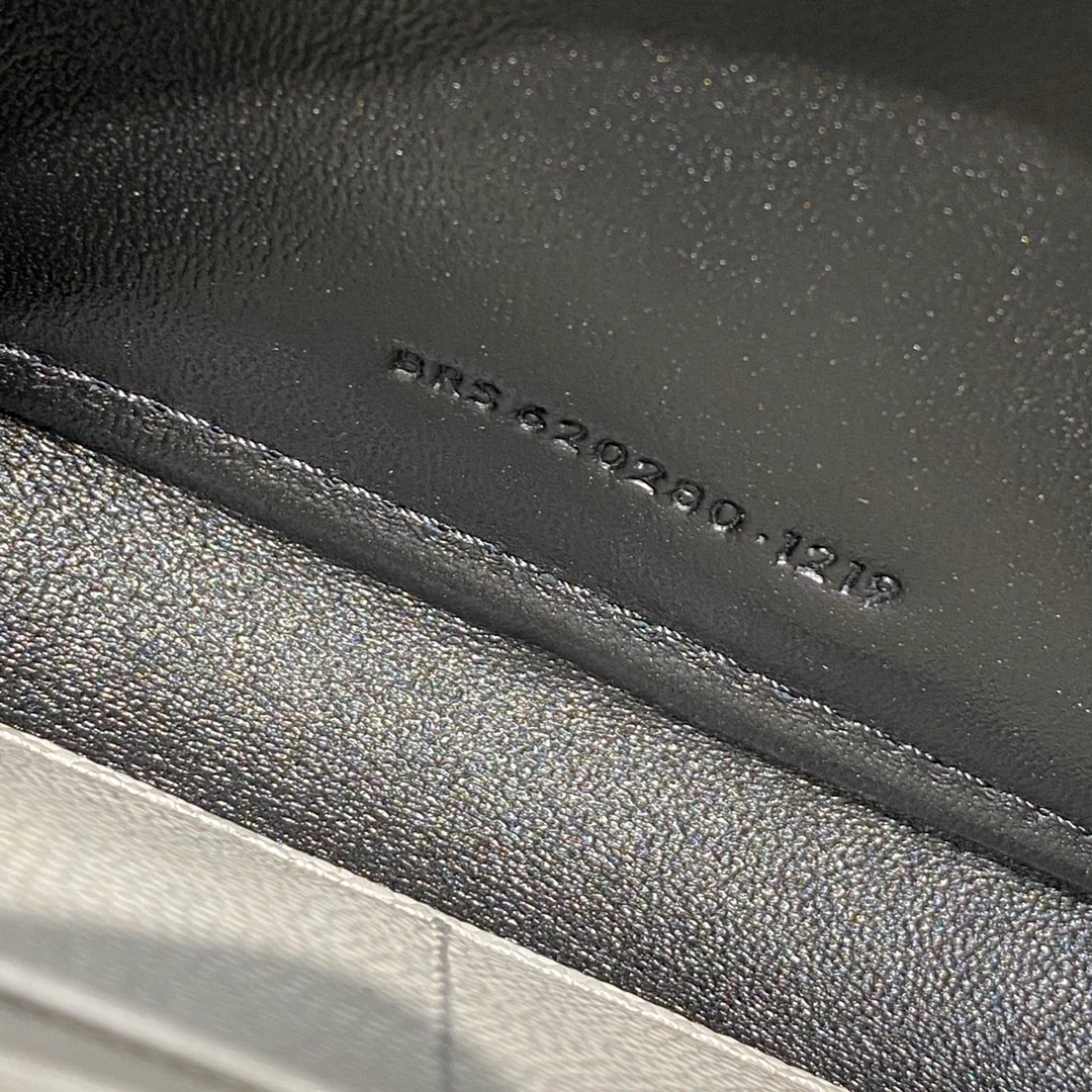 Сумка-конверт YSL с монограммой и икрой, V-образной ромбовидной стёжкой - 1