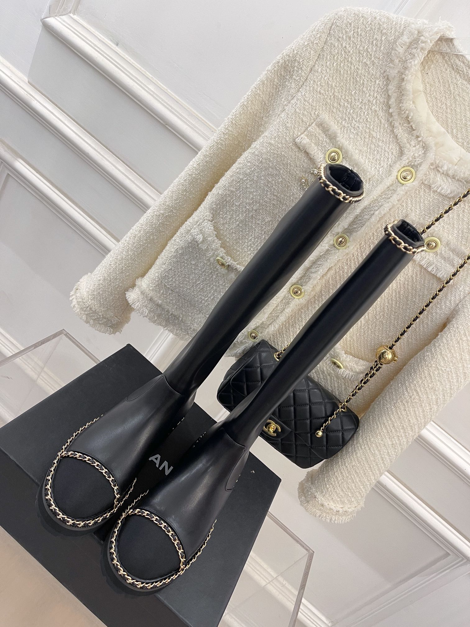Коллекция Chanel ?Ранняя весна 2022? — Длинные сапоги с цепочкой по краю — Черные