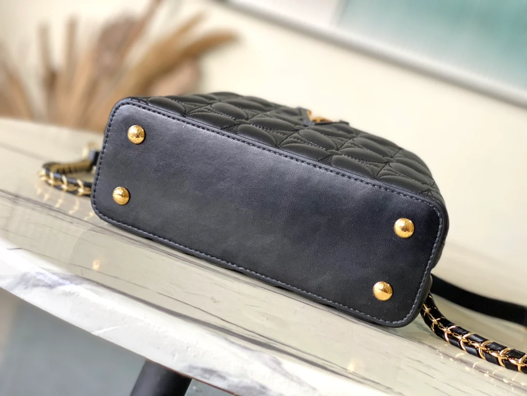 Миниатюрная сумка LV с цепочкой в ??виде четырехлистного клевера — черная.