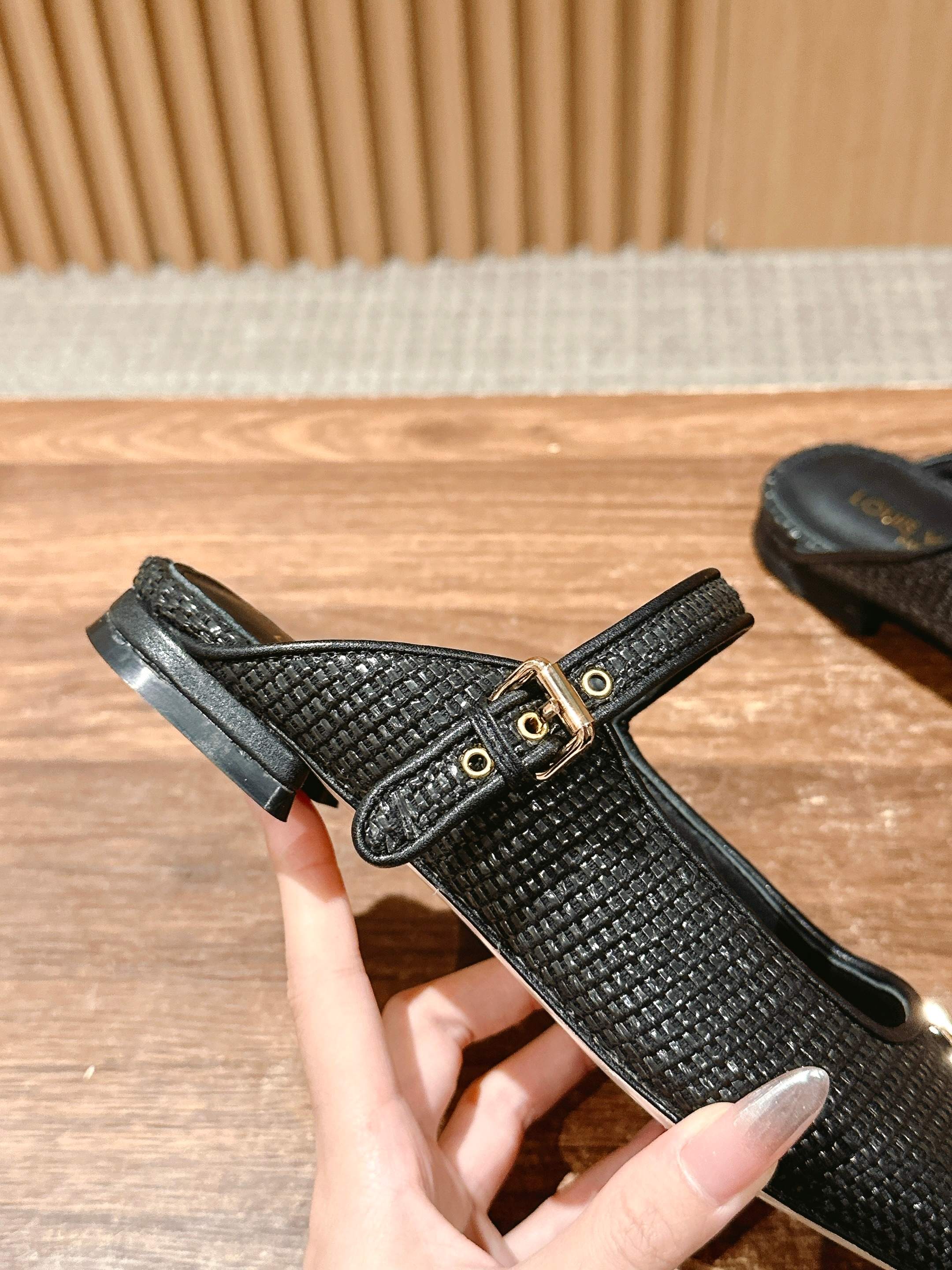 LV - Закрытые домашние тапочки - Черные