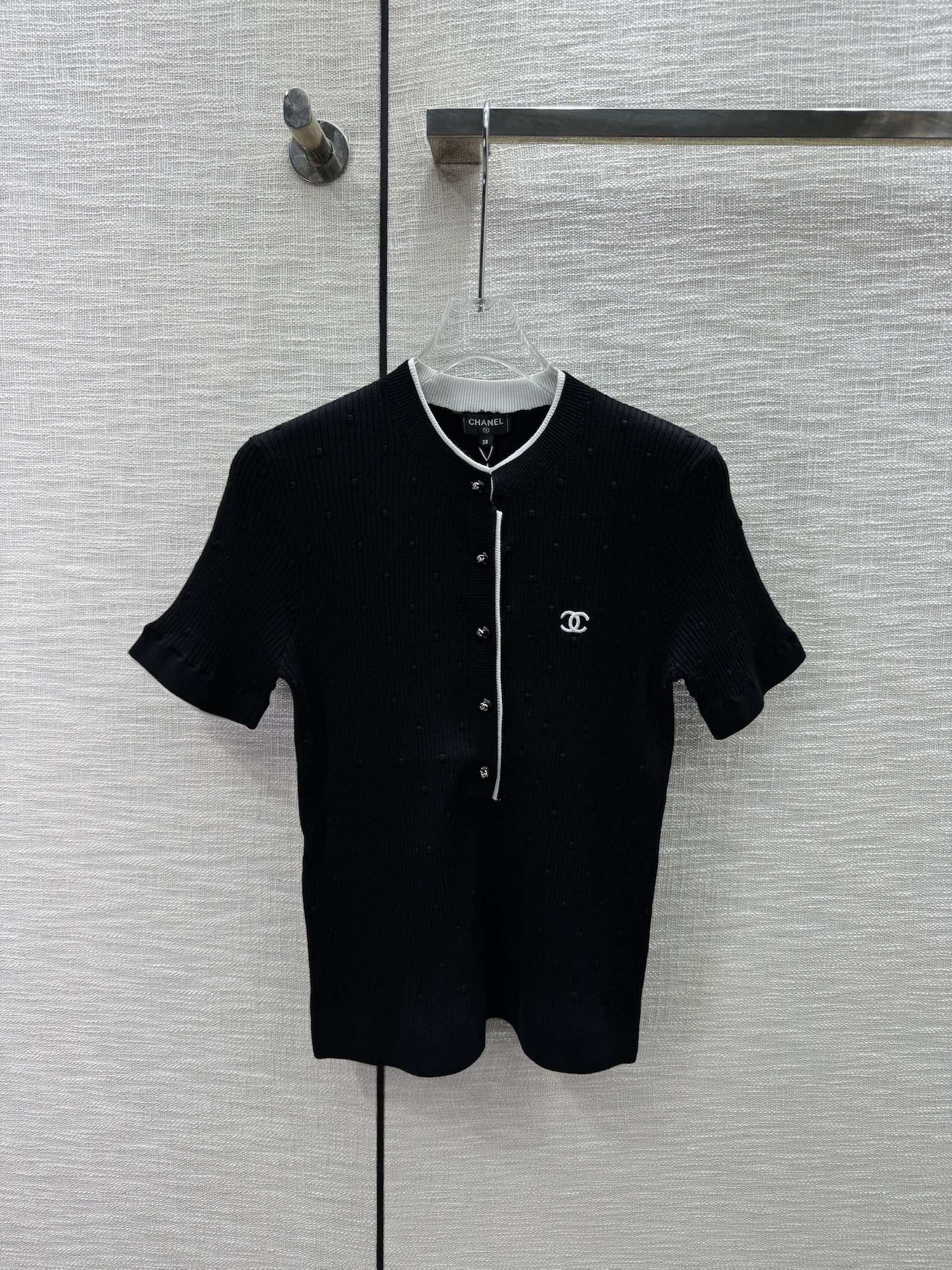 Chanel 2404 - Вязаный топ с короткими рукавами и круглым вырезом, частично открытый - Черный