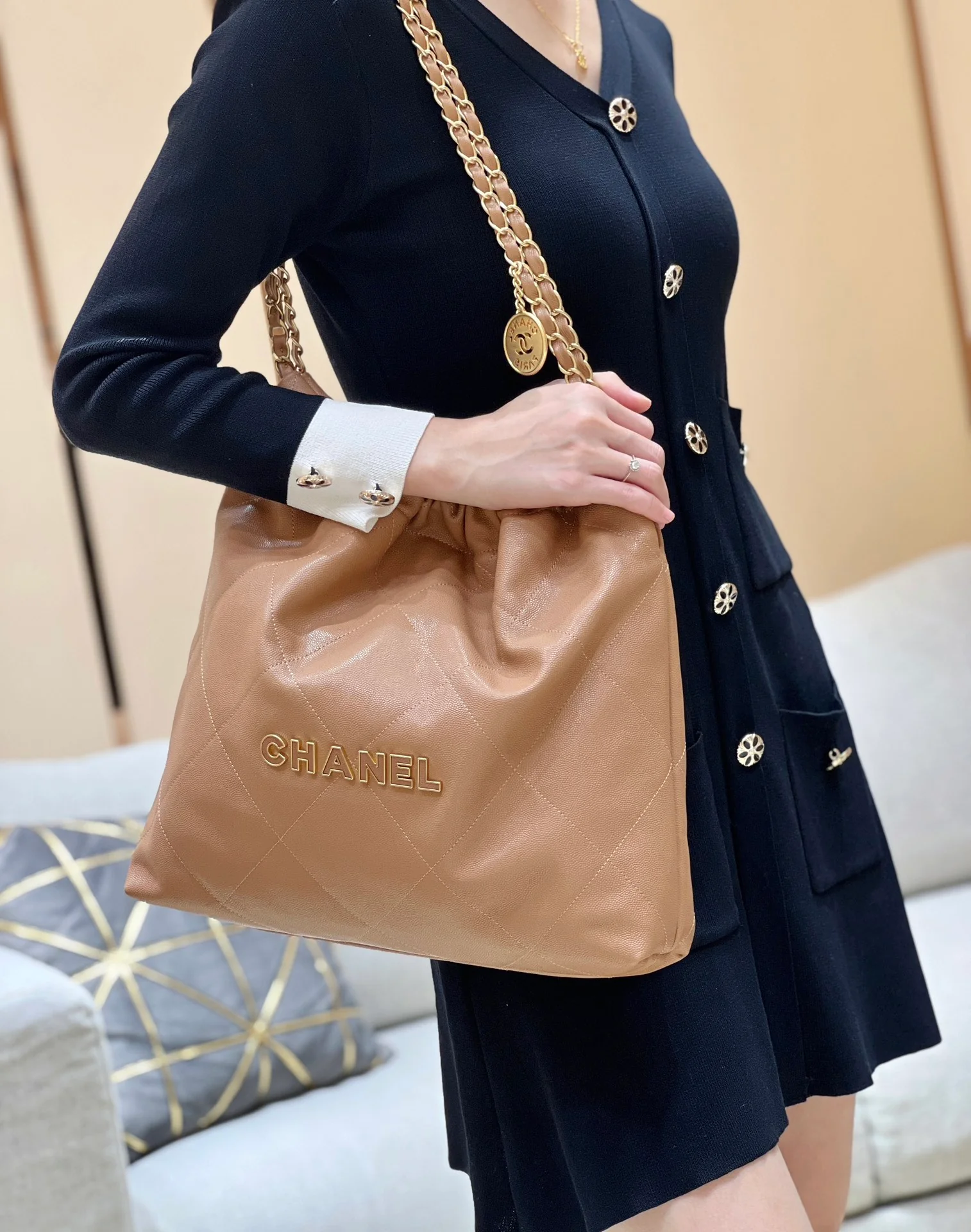 Chanel - Коричневая кожаная сумка длиной 22 дюйма с текстурой в виде шариков (в стиле мусорного мешка).