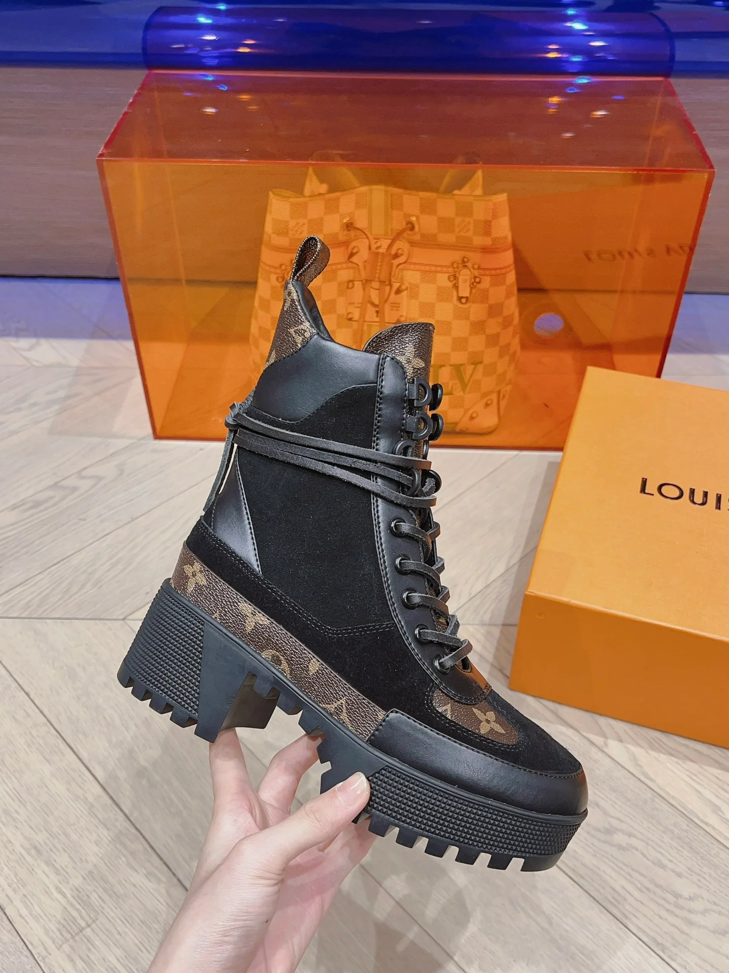 Новинка осенне-зимней коллекции LV 2023 — Ботинки Мартин на высоком каблуке из черной замши.